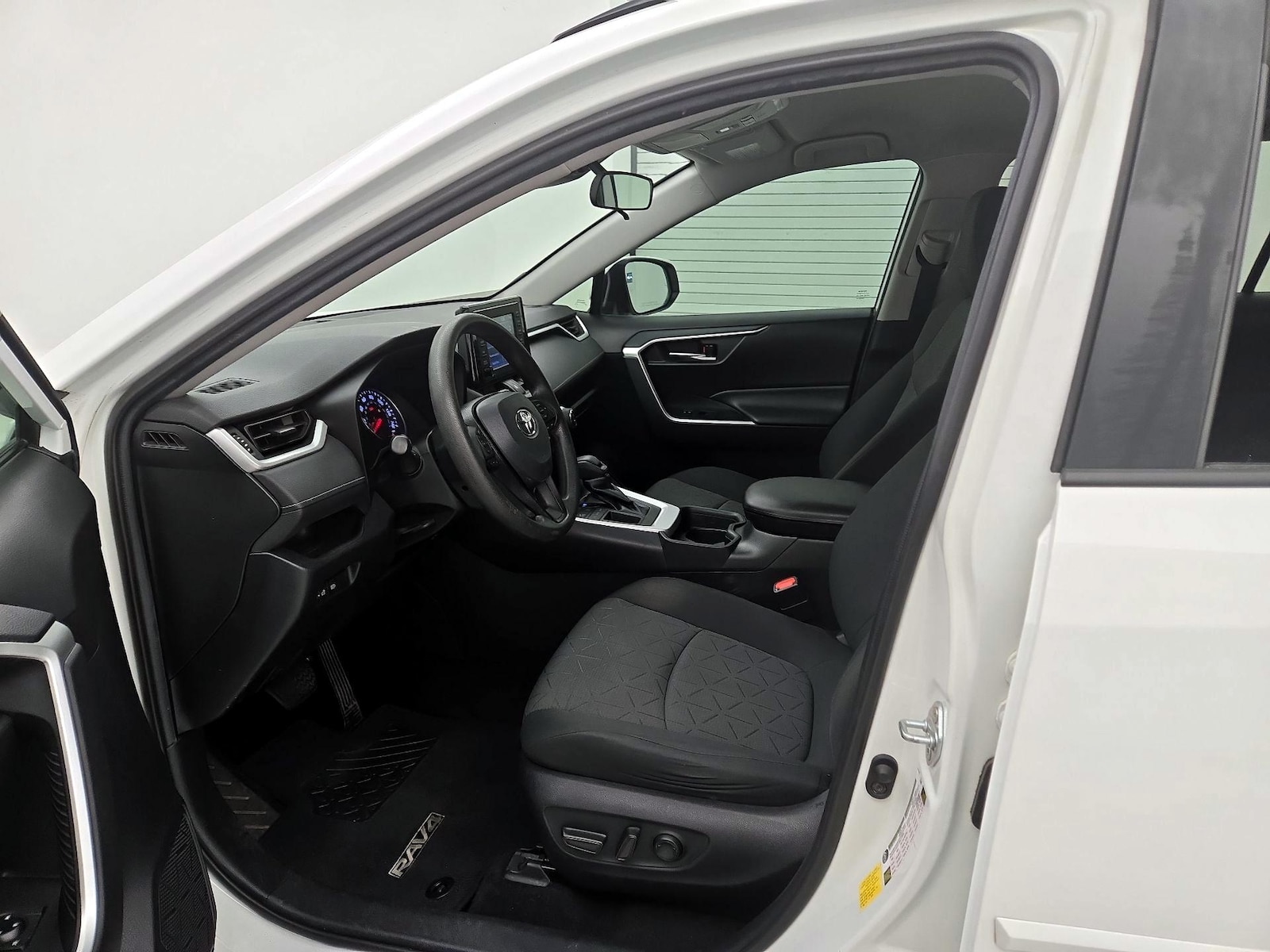 2020 Toyota RAV4 XLE - Photo 12