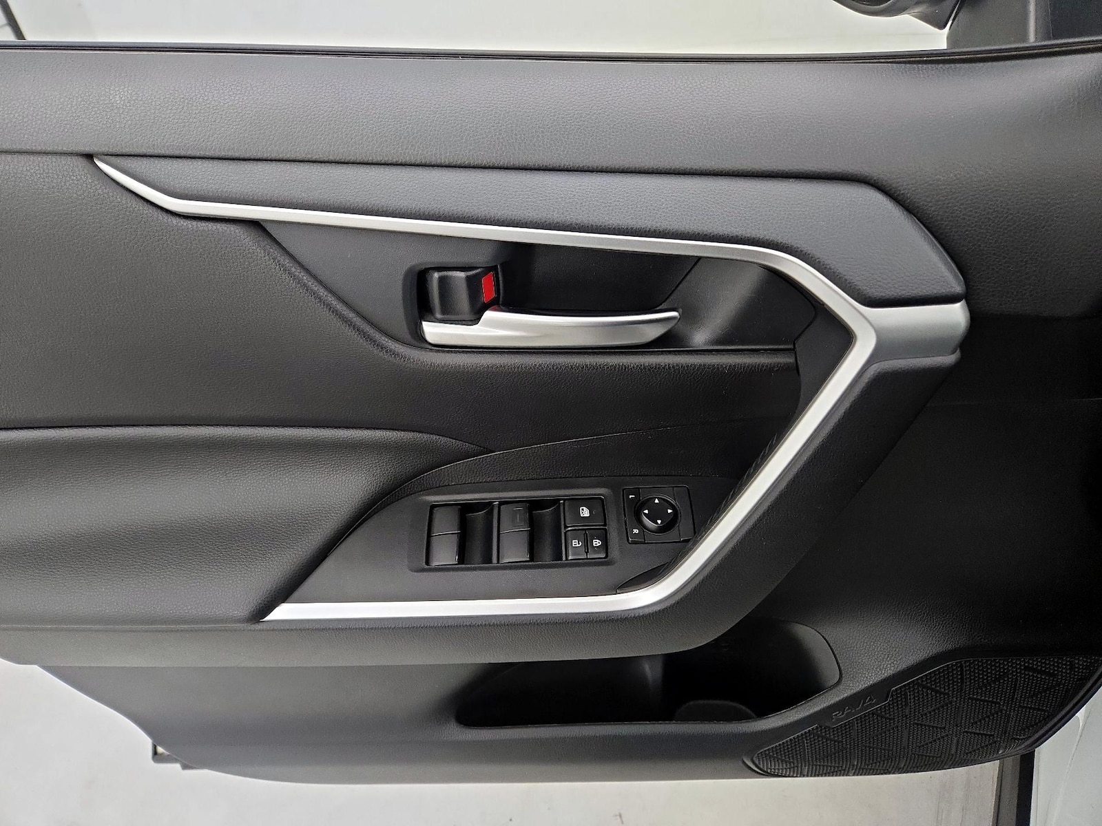 2020 Toyota RAV4 XLE - Photo 13