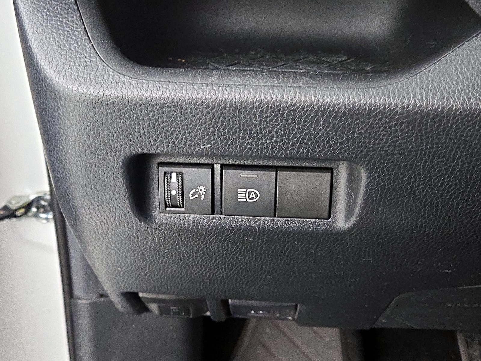2020 Toyota RAV4 XLE - Photo 14