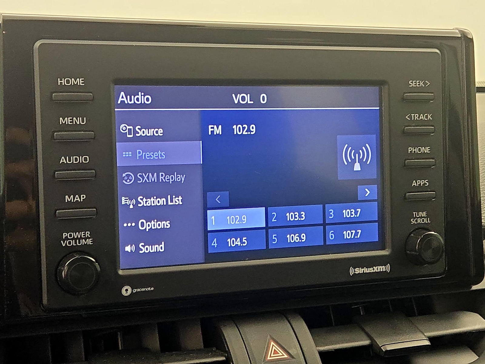 2020 Toyota RAV4 XLE - Photo 16