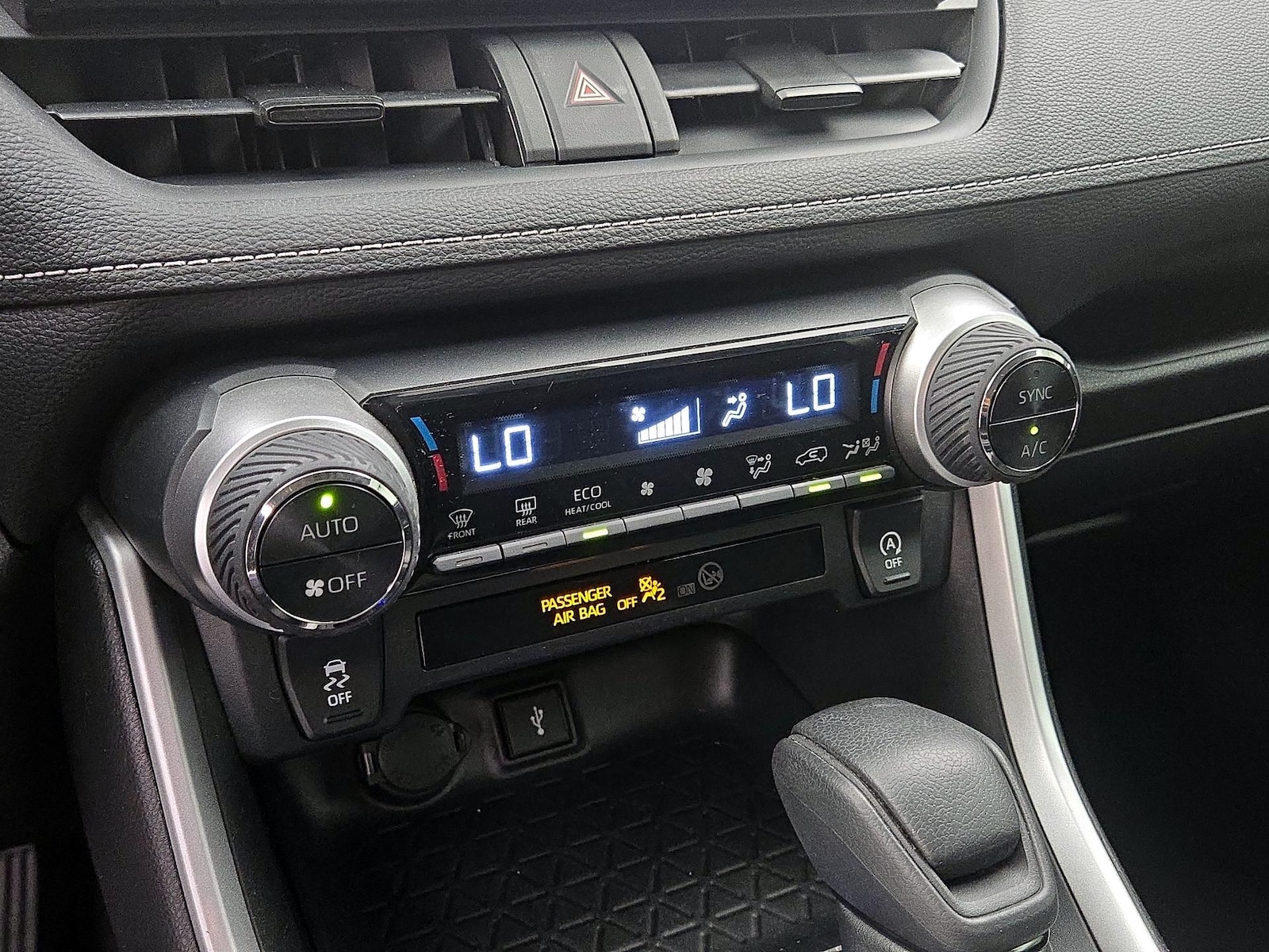 2020 Toyota RAV4 XLE - Photo 17