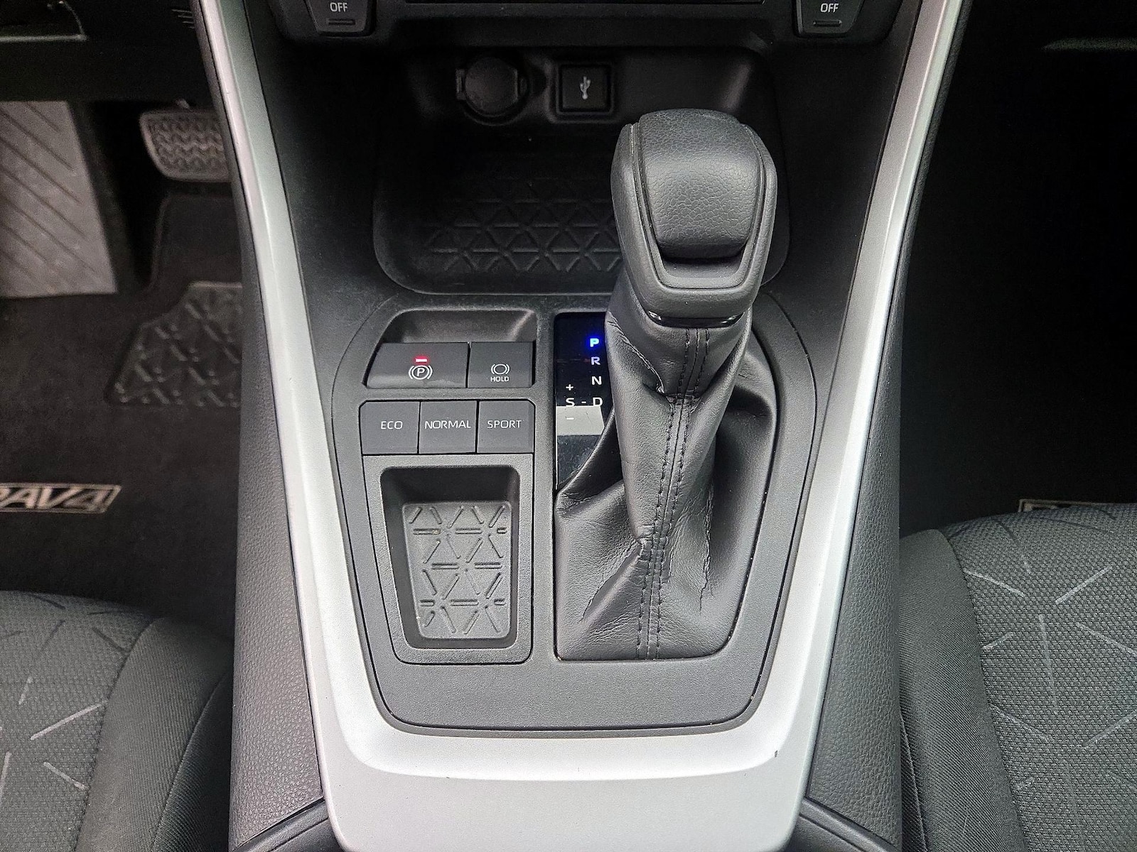 2020 Toyota RAV4 XLE - Photo 18