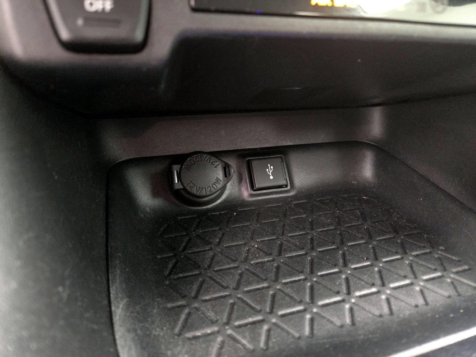 2020 Toyota RAV4 XLE - Photo 19