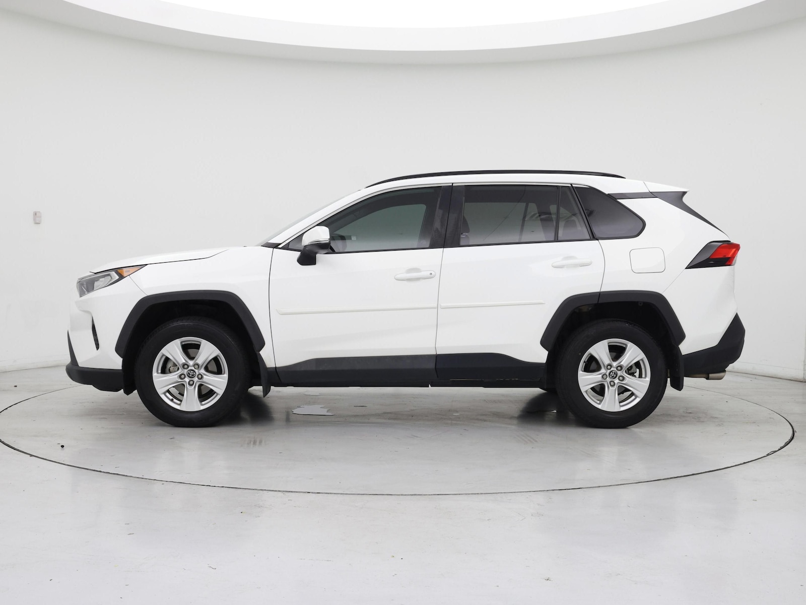 2020 Toyota RAV4 XLE - Photo 4
