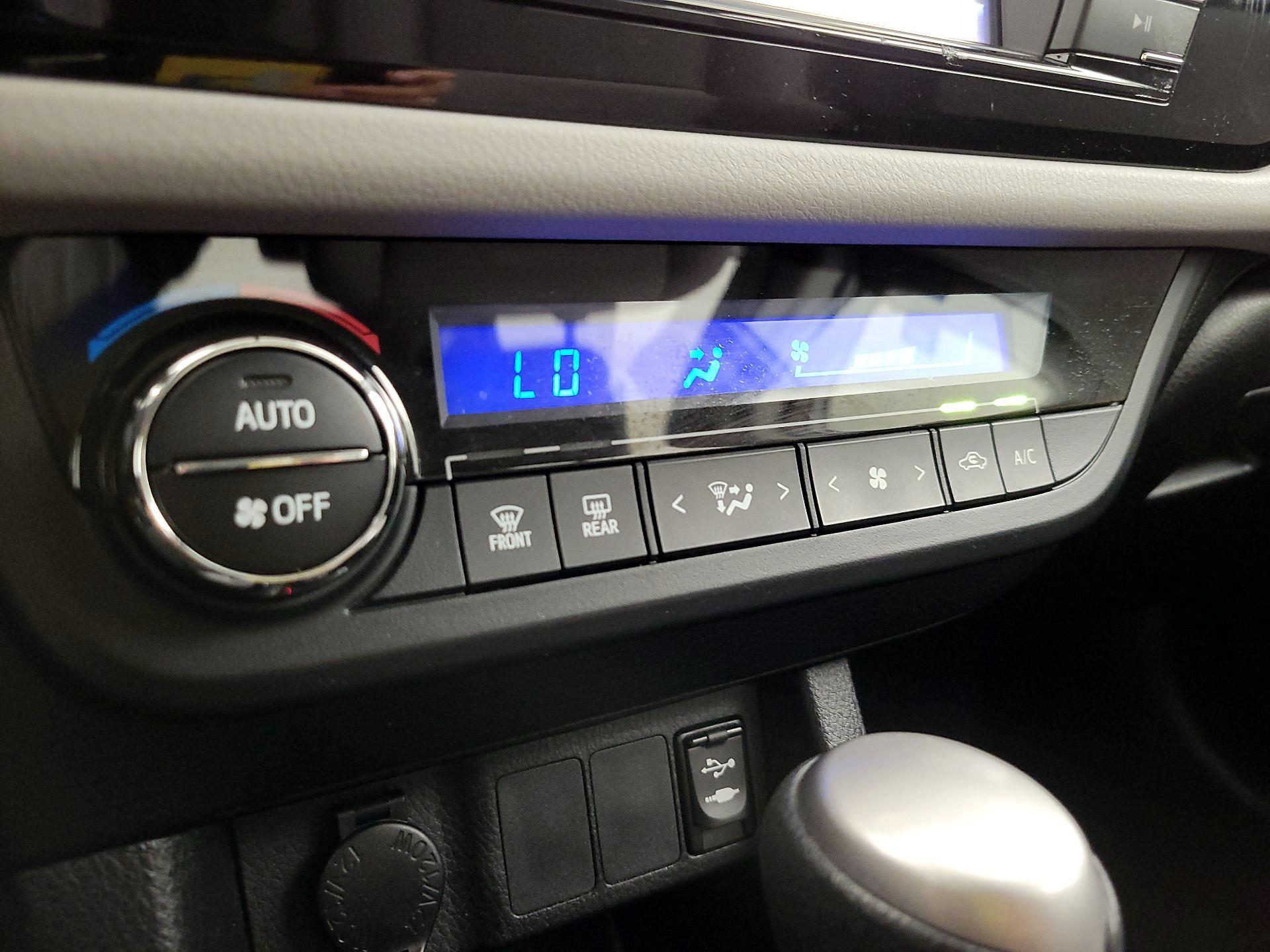 Thumbnail: 2015 Toyota Corolla - 16