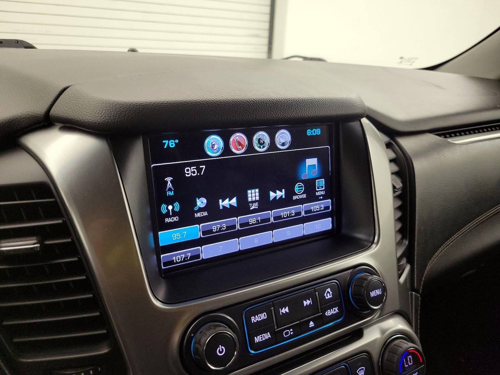 2017 Chevrolet Suburban LT - Photo 17