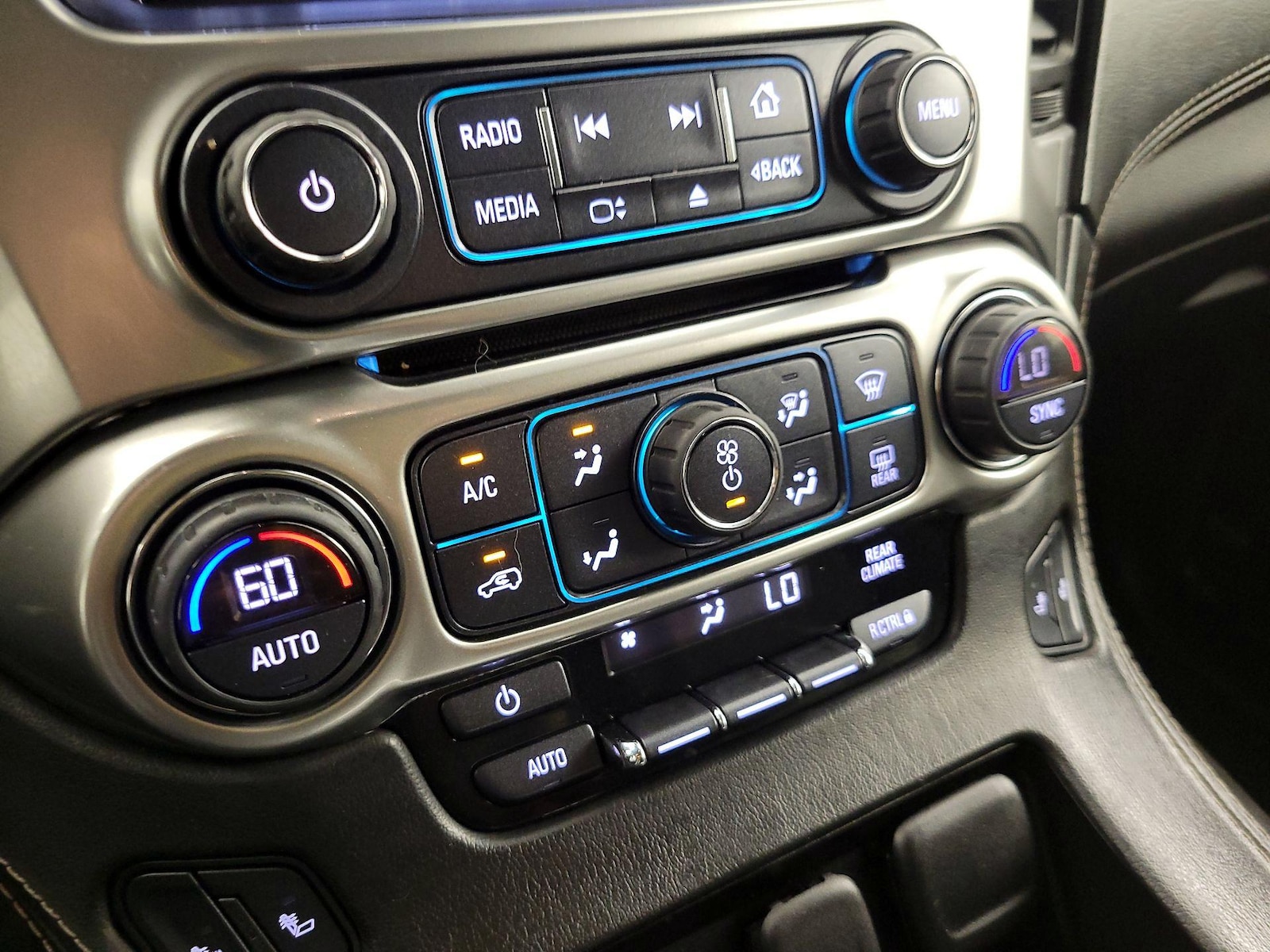 2017 Chevrolet Suburban LT - Photo 18