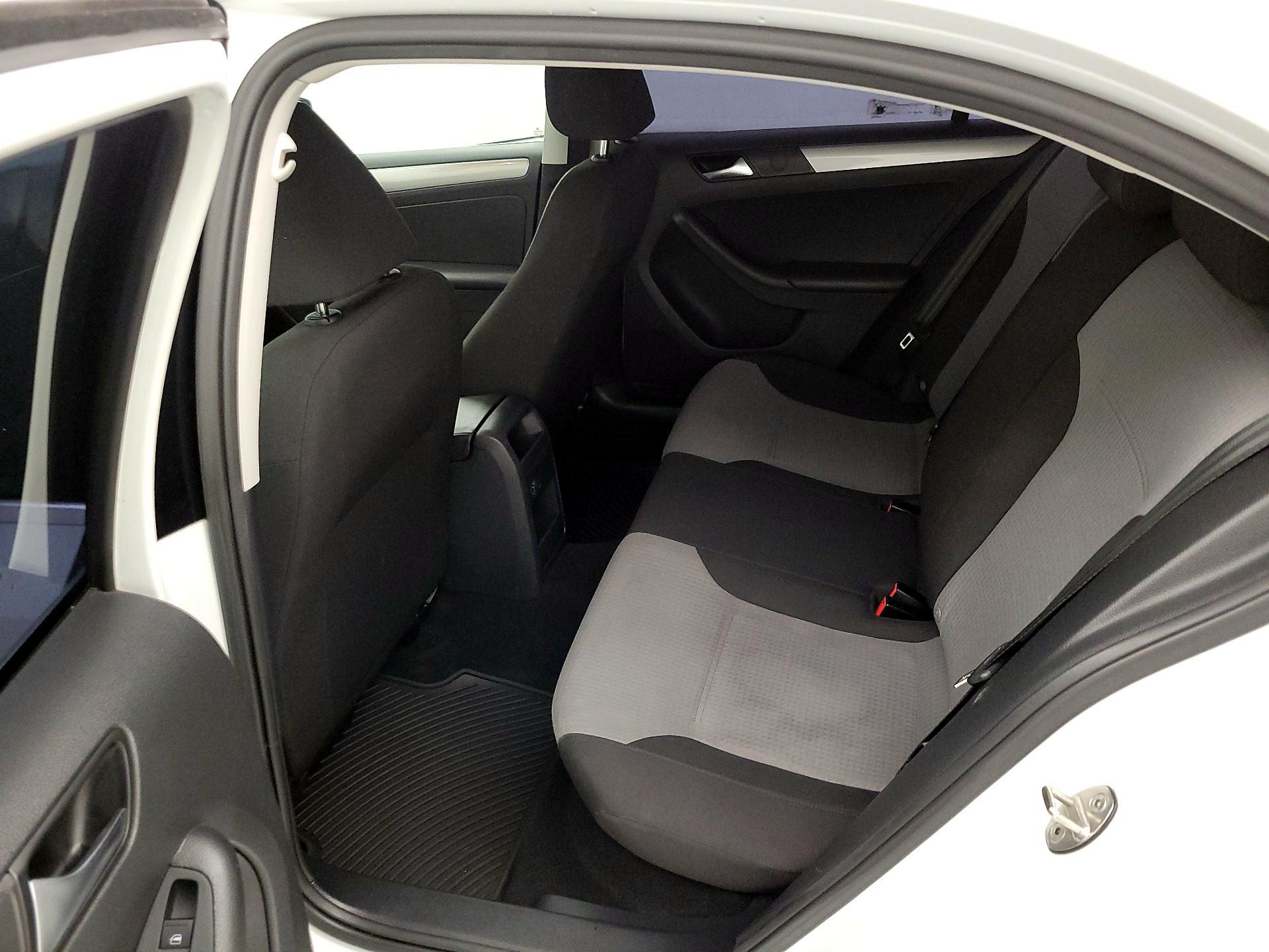 Thumbnail: 2017 Volkswagen Jetta - 18