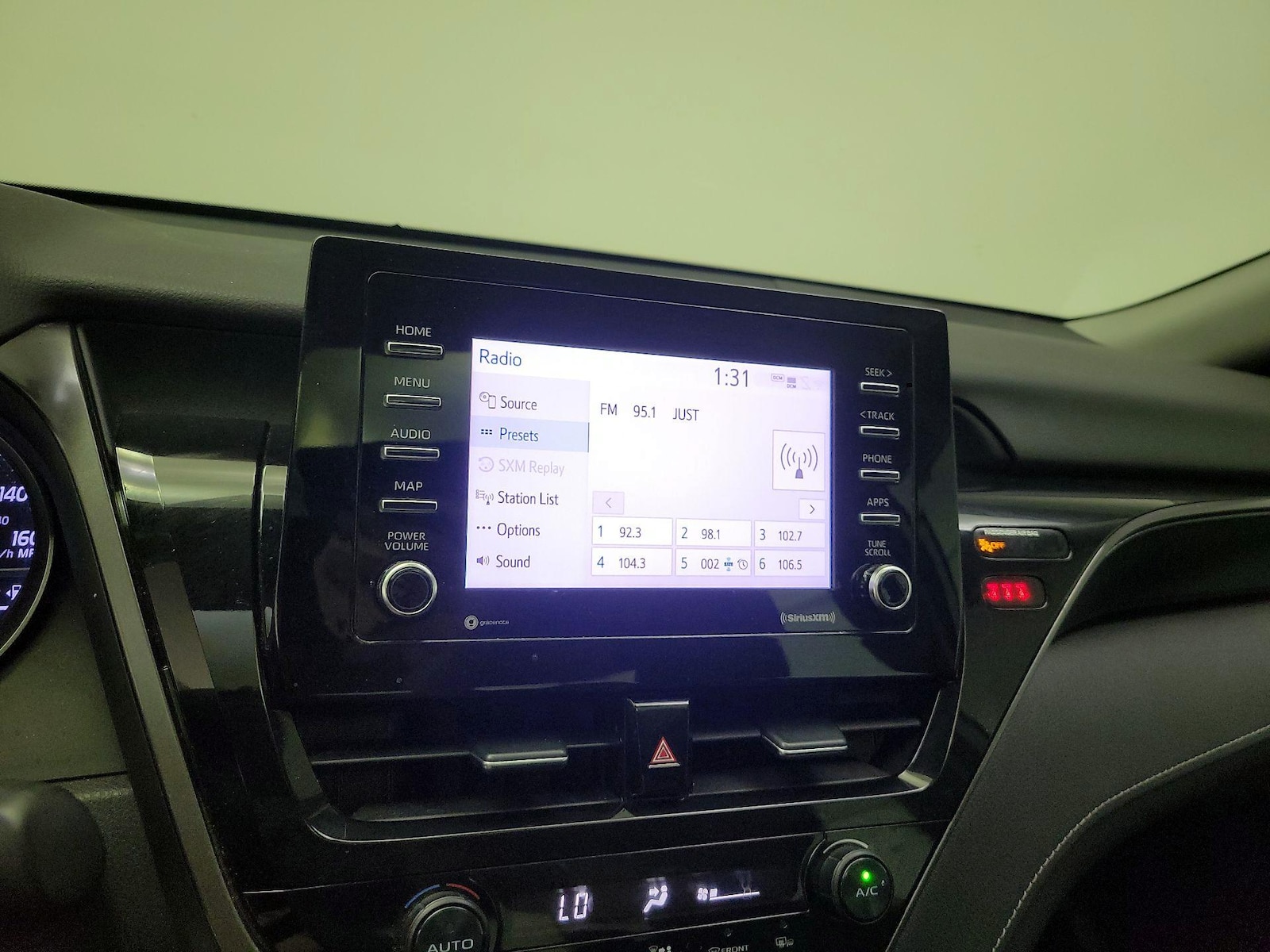 2021 Toyota Camry SE - Photo 16