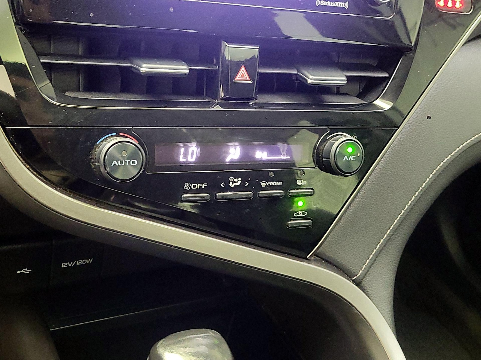 2021 Toyota Camry SE - Photo 17