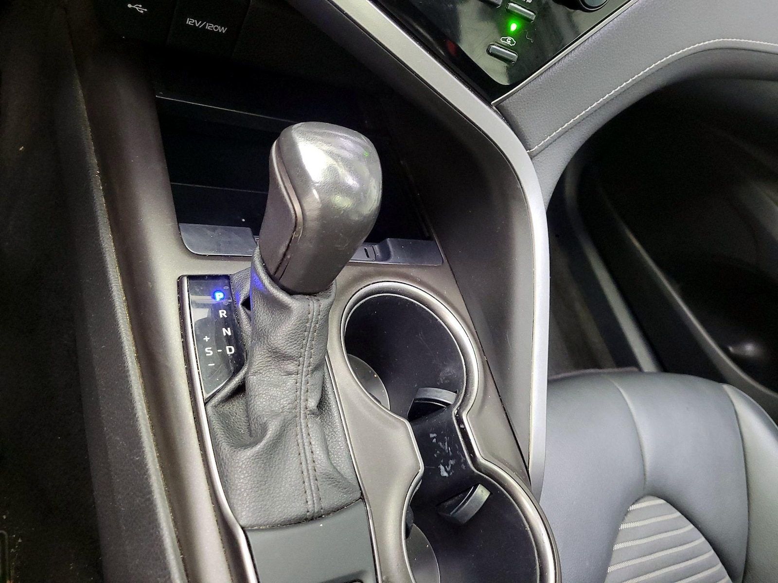 2021 Toyota Camry SE - Photo 18