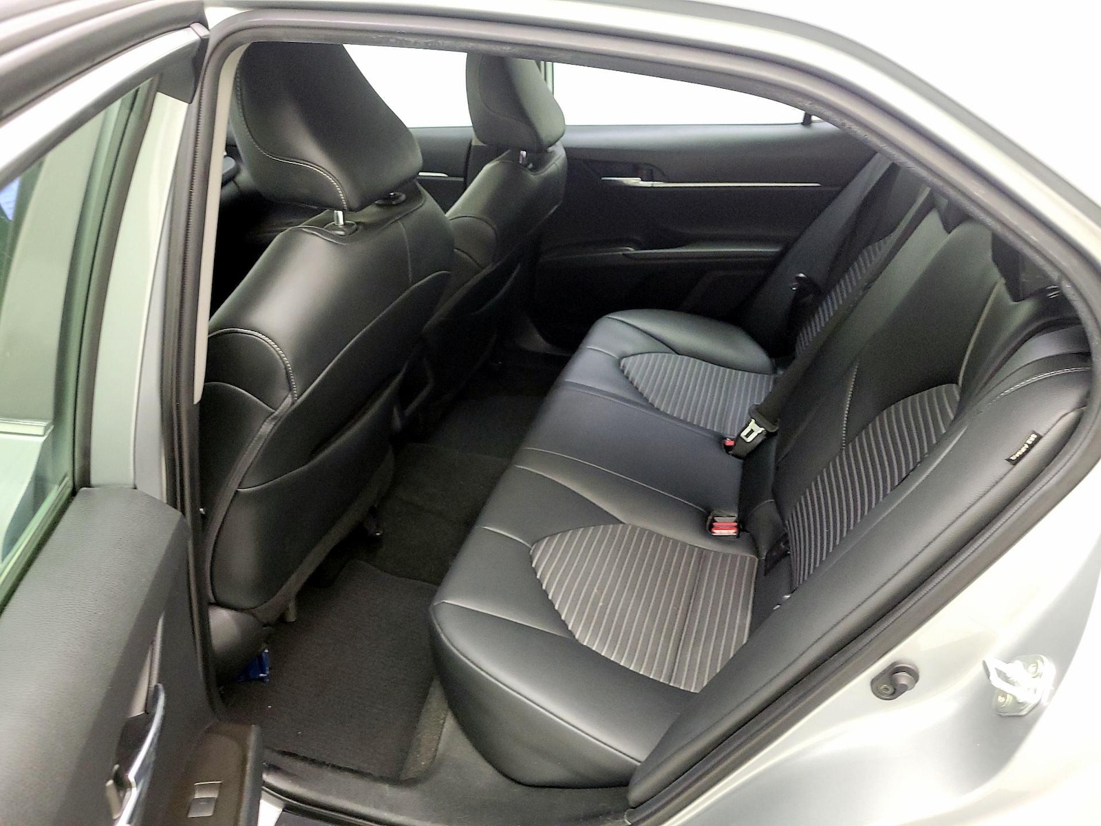 2021 Toyota Camry SE - Photo 21
