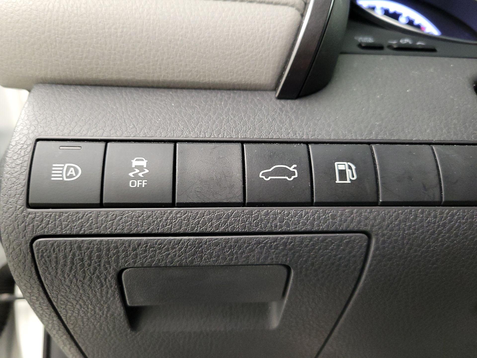 Thumbnail: 2018 Toyota Camry - 13