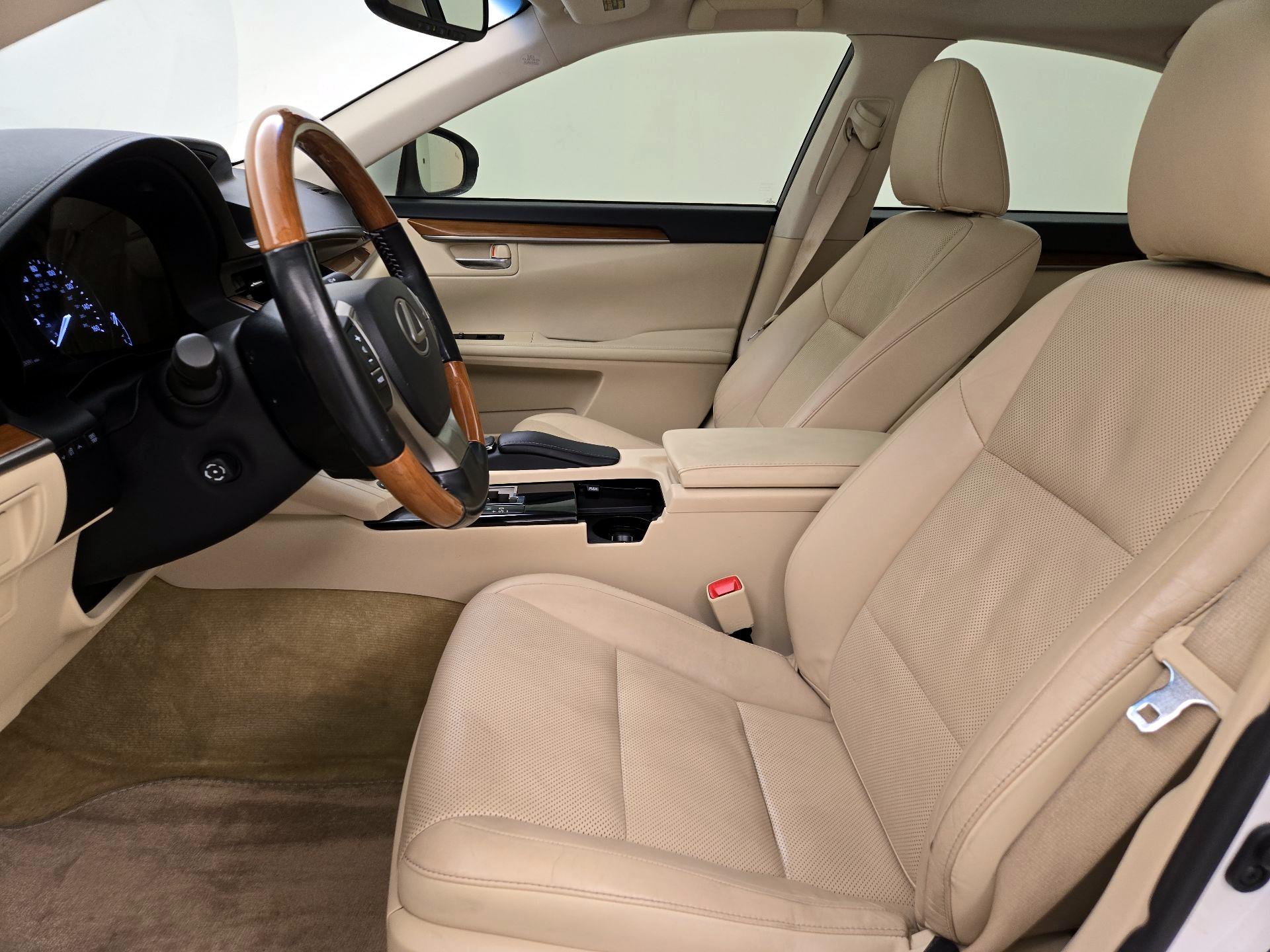 Thumbnail: 2015 Lexus ES - 11