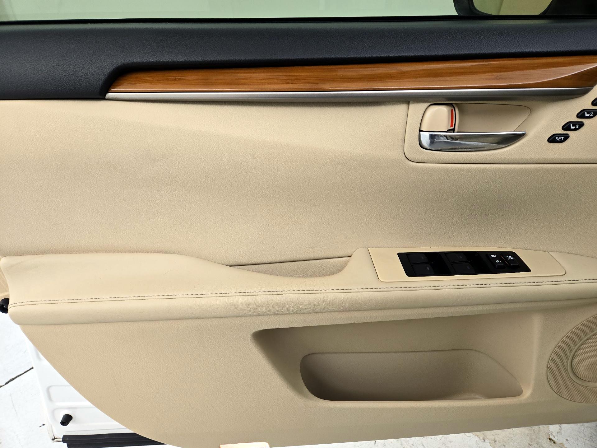 Thumbnail: 2015 Lexus ES - 12