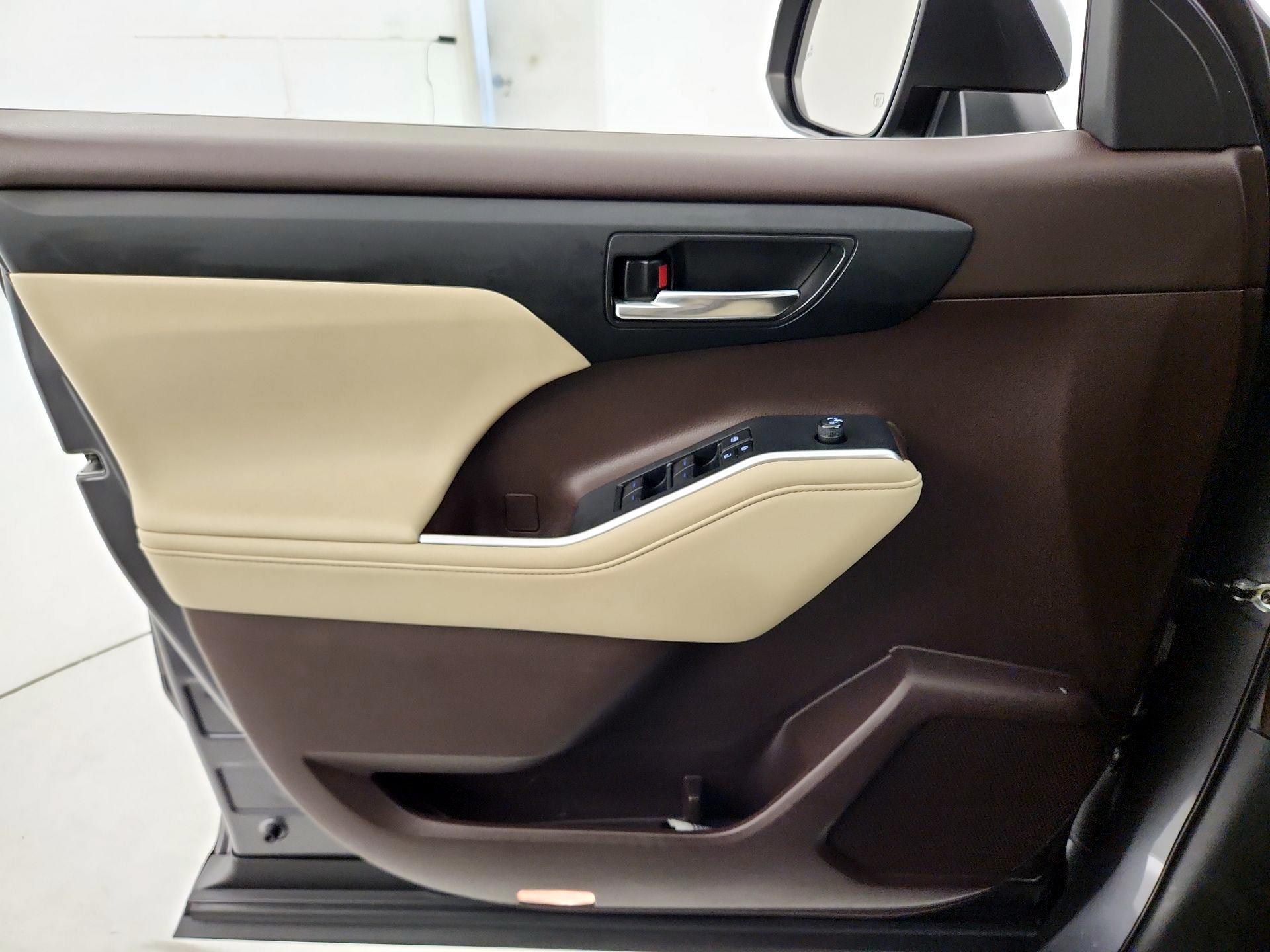 Thumbnail: 2022 Toyota Highlander - 12