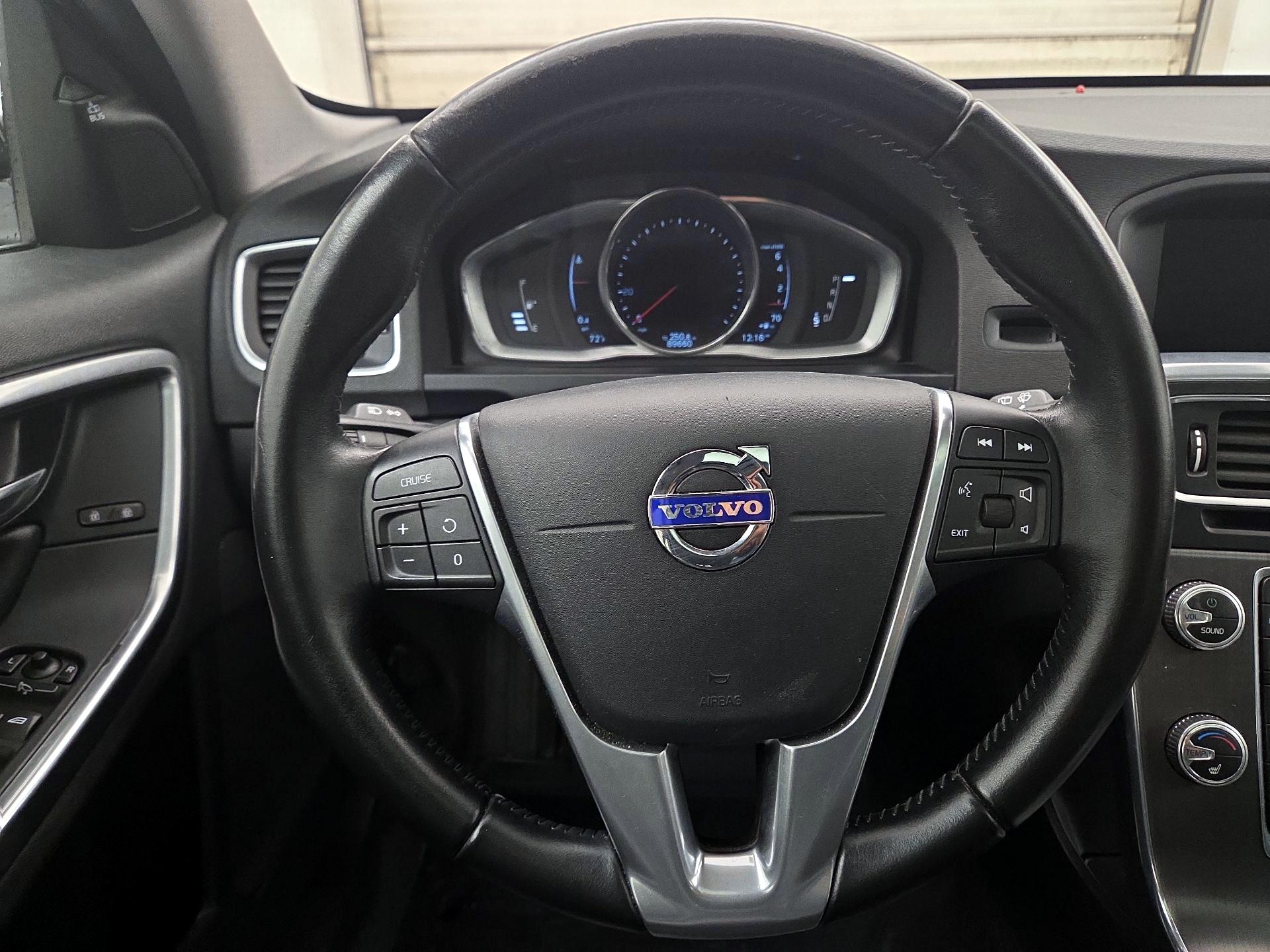 Thumbnail: 2016 Volvo V60 - 10