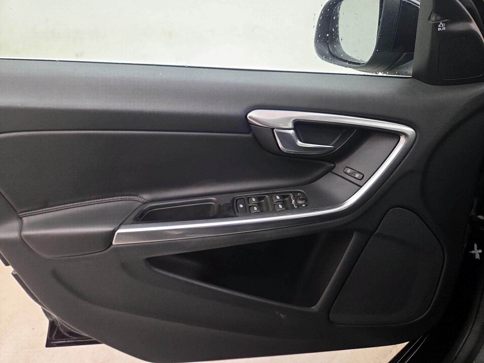 Thumbnail: 2016 Volvo V60 - 12