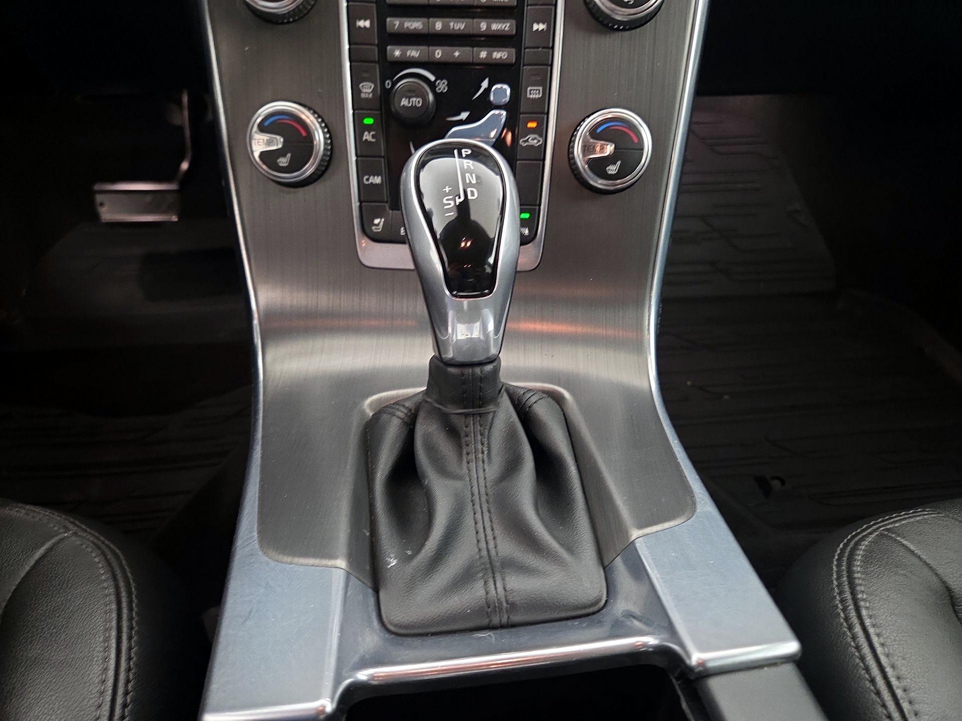 Thumbnail: 2016 Volvo V60 - 17