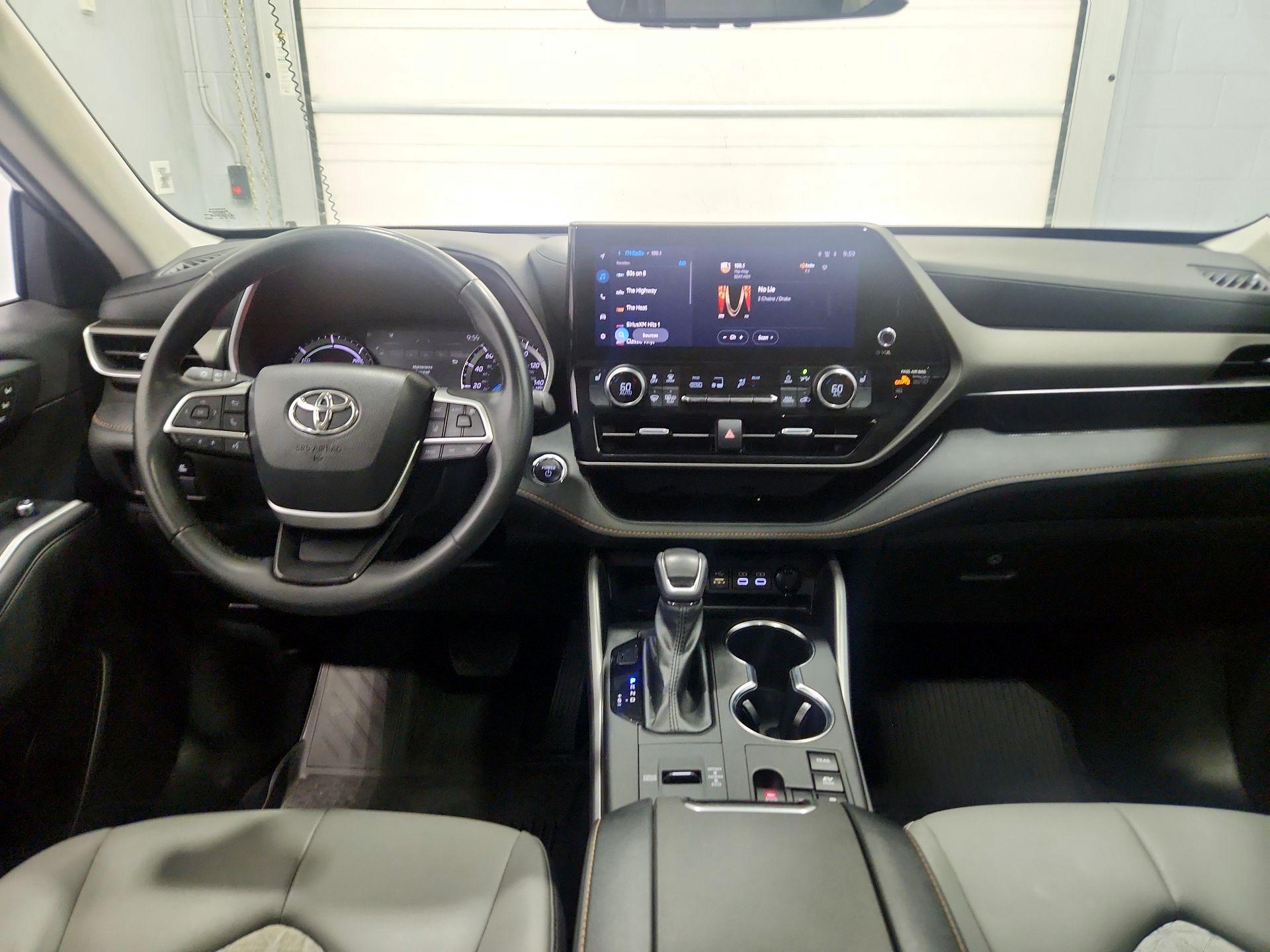 Thumbnail: 2023 Toyota Highlander - 9