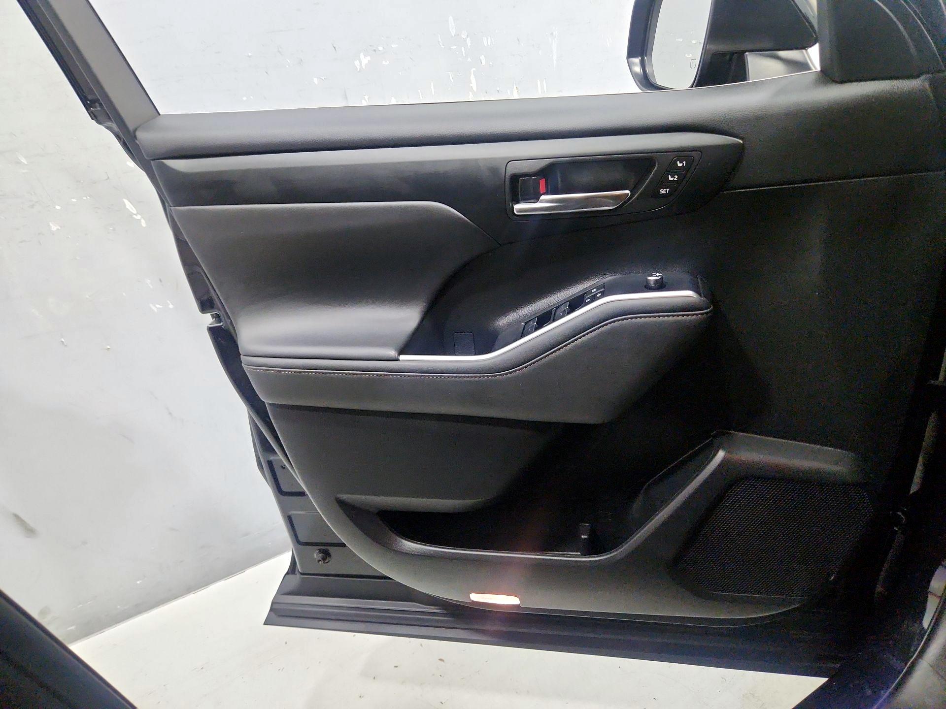 Thumbnail: 2023 Toyota Highlander - 12
