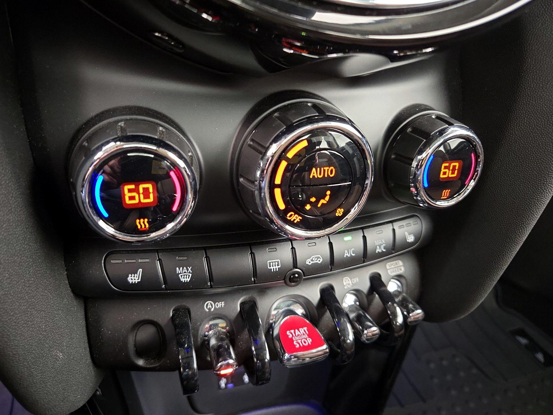 Thumbnail: 2019 MINI Cooper Hardtop - 17