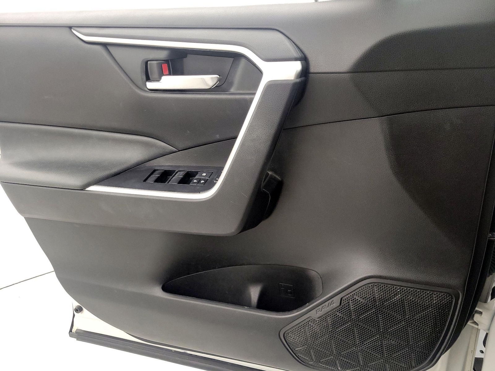 2020 Toyota RAV4 XLE - Photo 13
