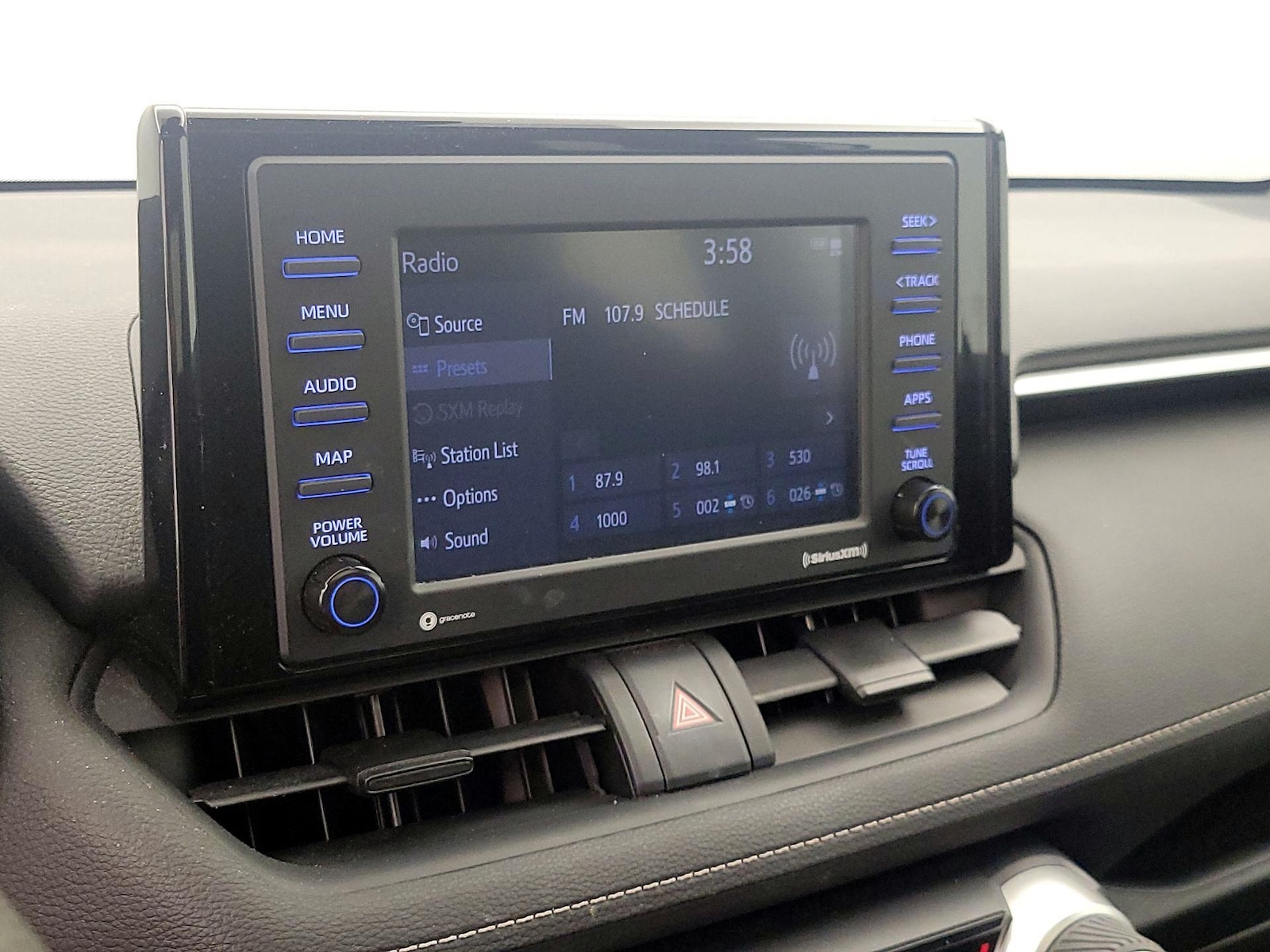 2020 Toyota RAV4 XLE - Photo 16