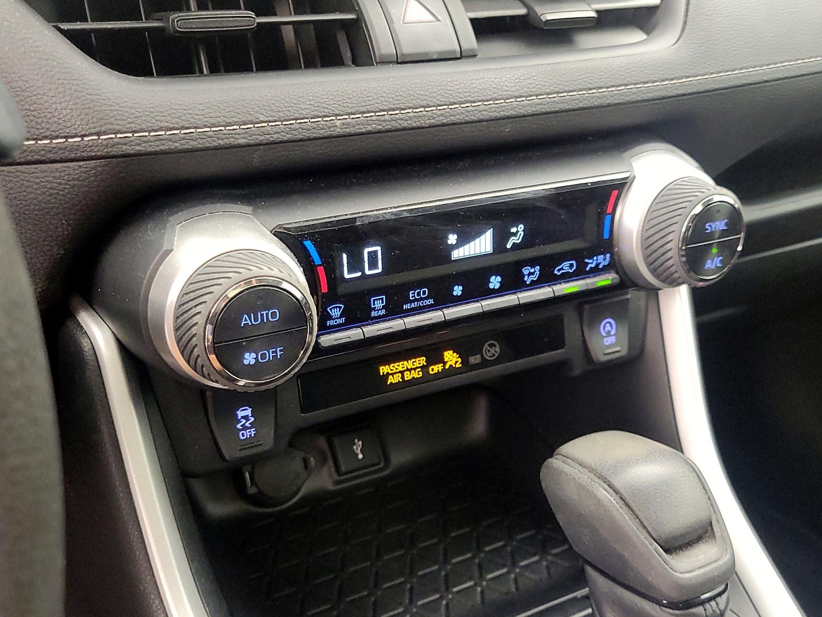 2020 Toyota RAV4 XLE - Photo 17