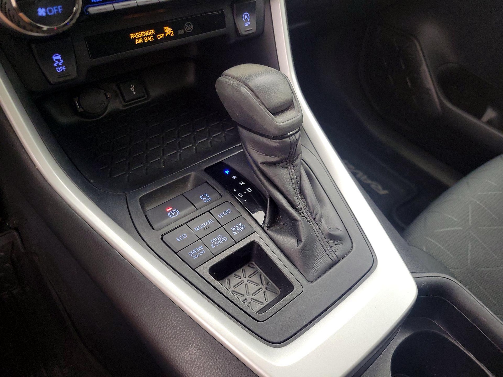 2020 Toyota RAV4 XLE - Photo 18