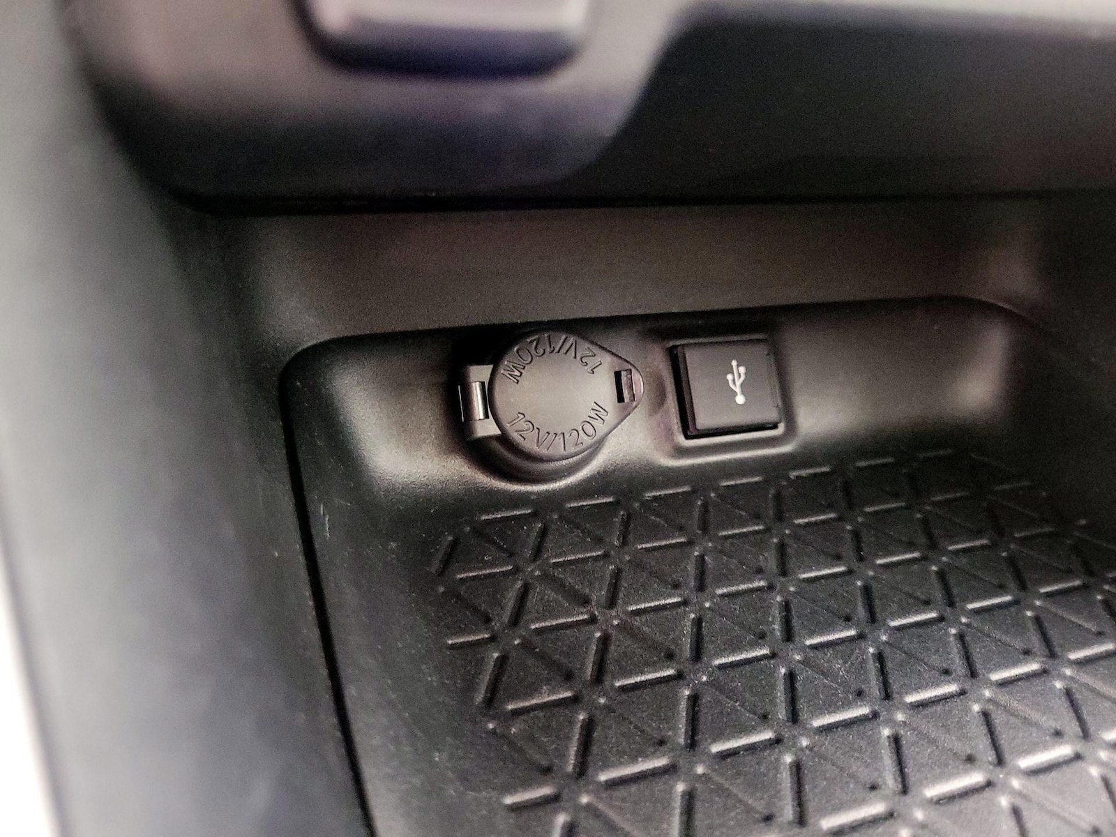 2020 Toyota RAV4 XLE - Photo 19