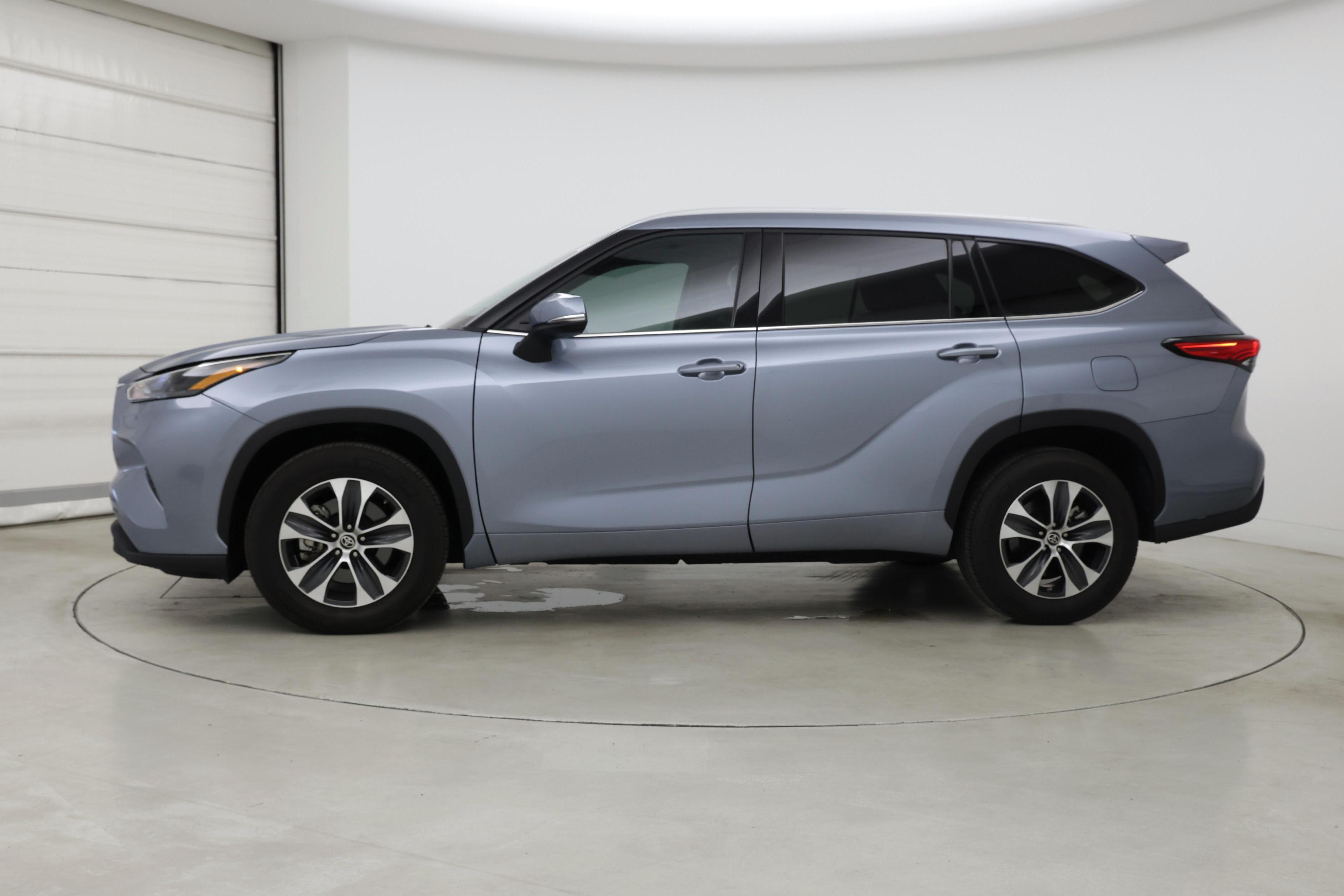 Thumbnail: 2022 Toyota Highlander - 3