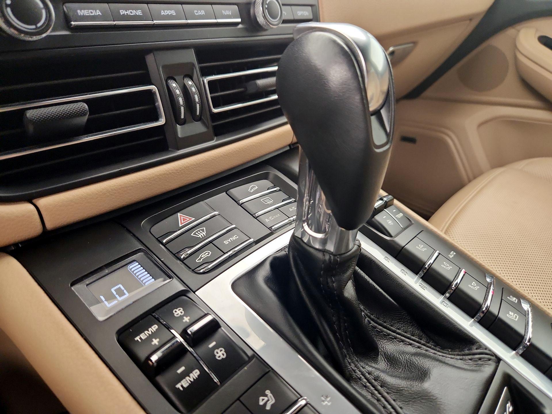 Thumbnail: 2020 Porsche Macan - 18