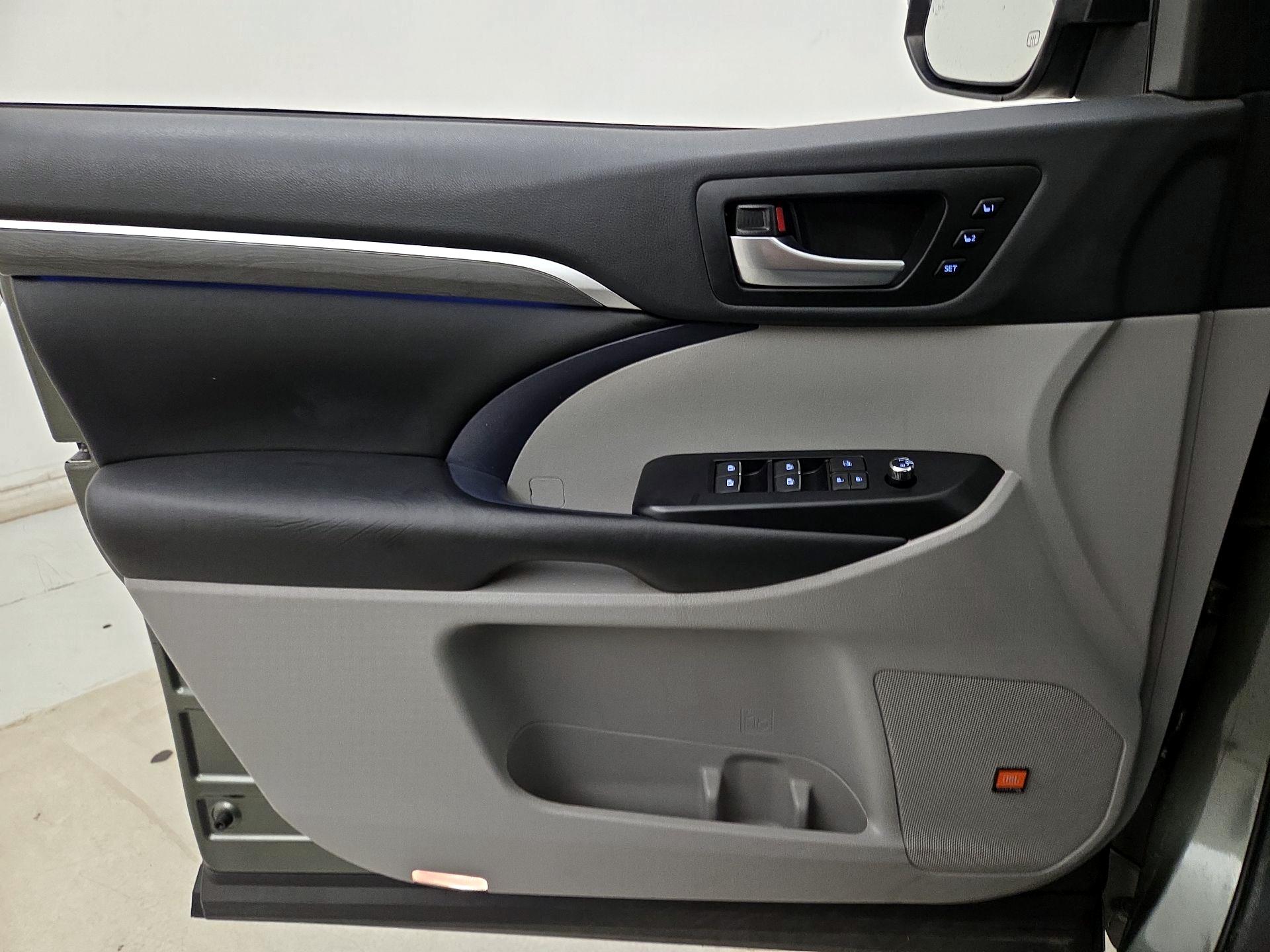Thumbnail: 2019 Toyota Highlander - 12