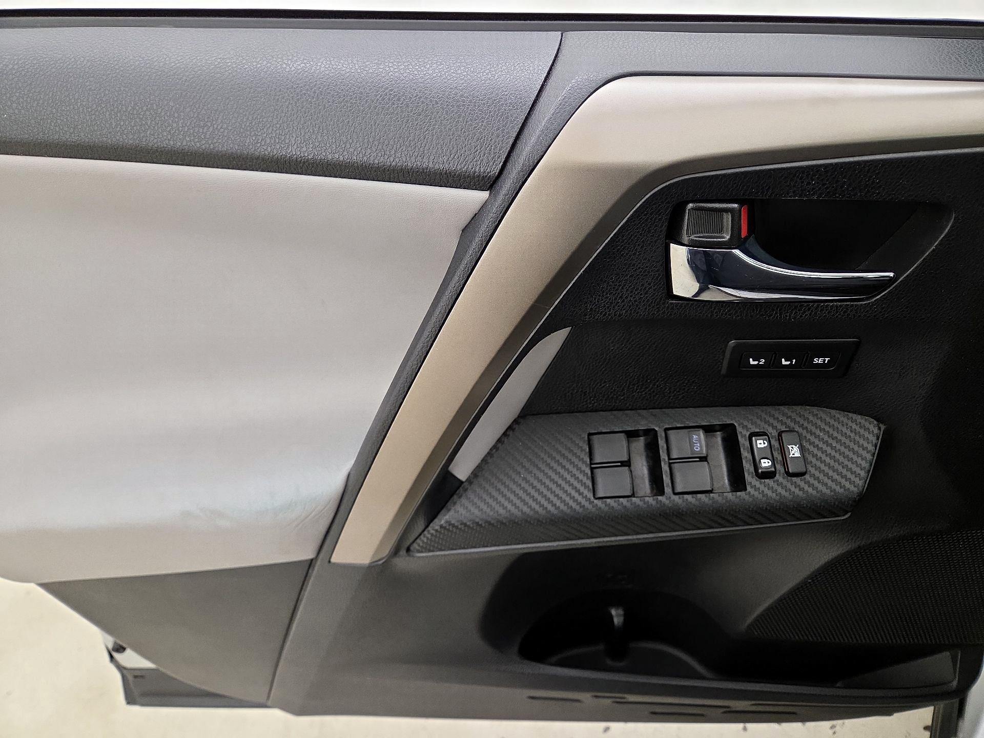 Thumbnail: 2015 Toyota RAV4 - 12