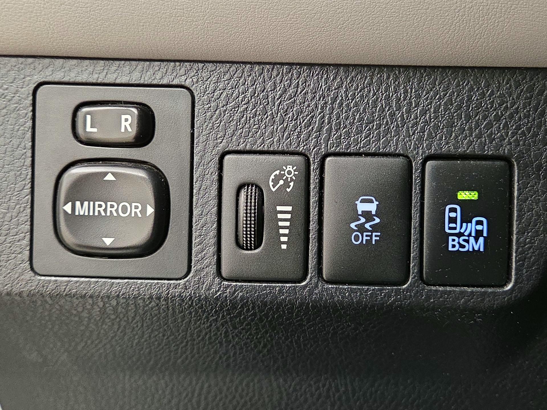 Thumbnail: 2015 Toyota RAV4 - 13