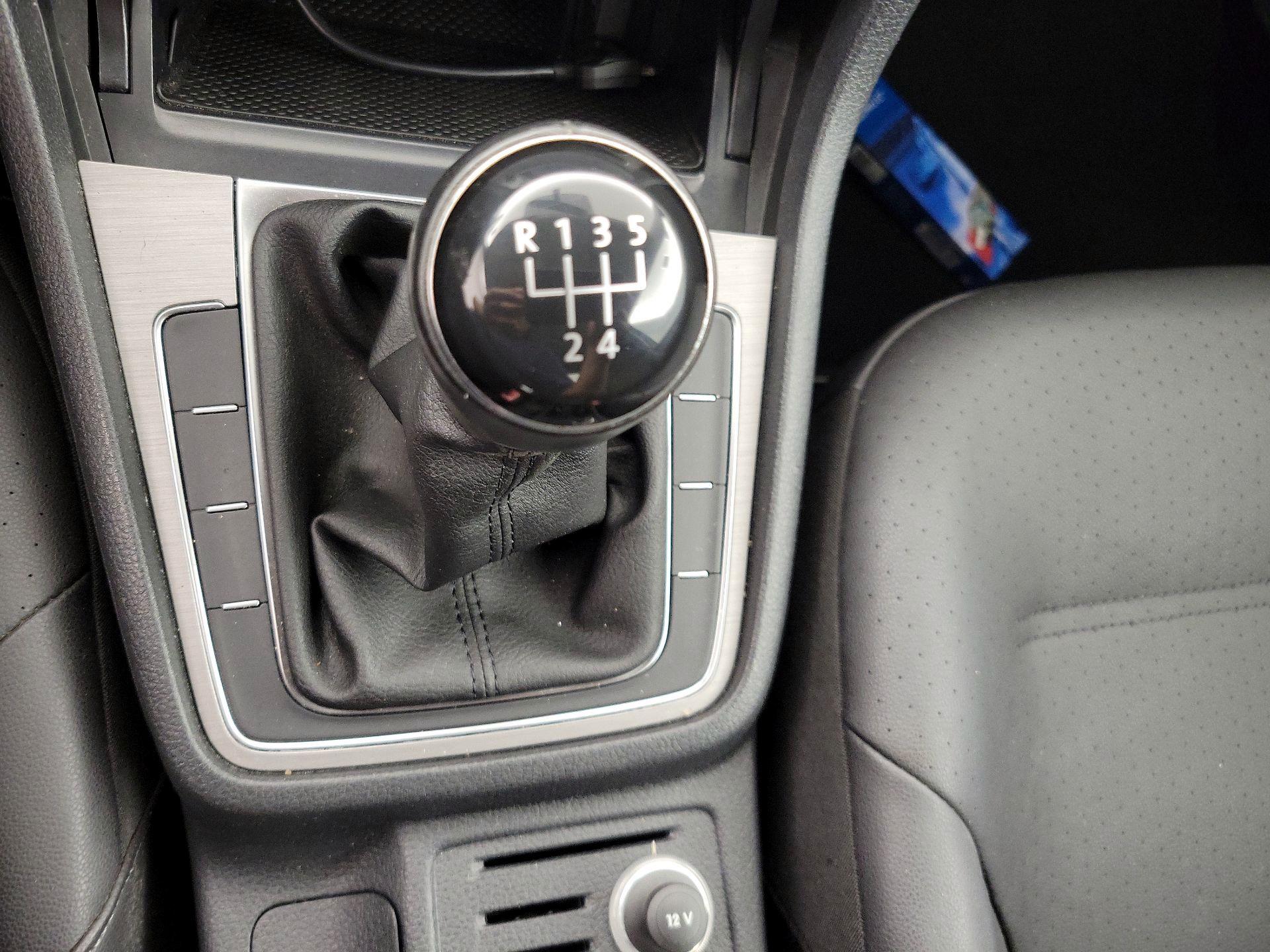 Thumbnail: 2015 Volkswagen Golf - 16