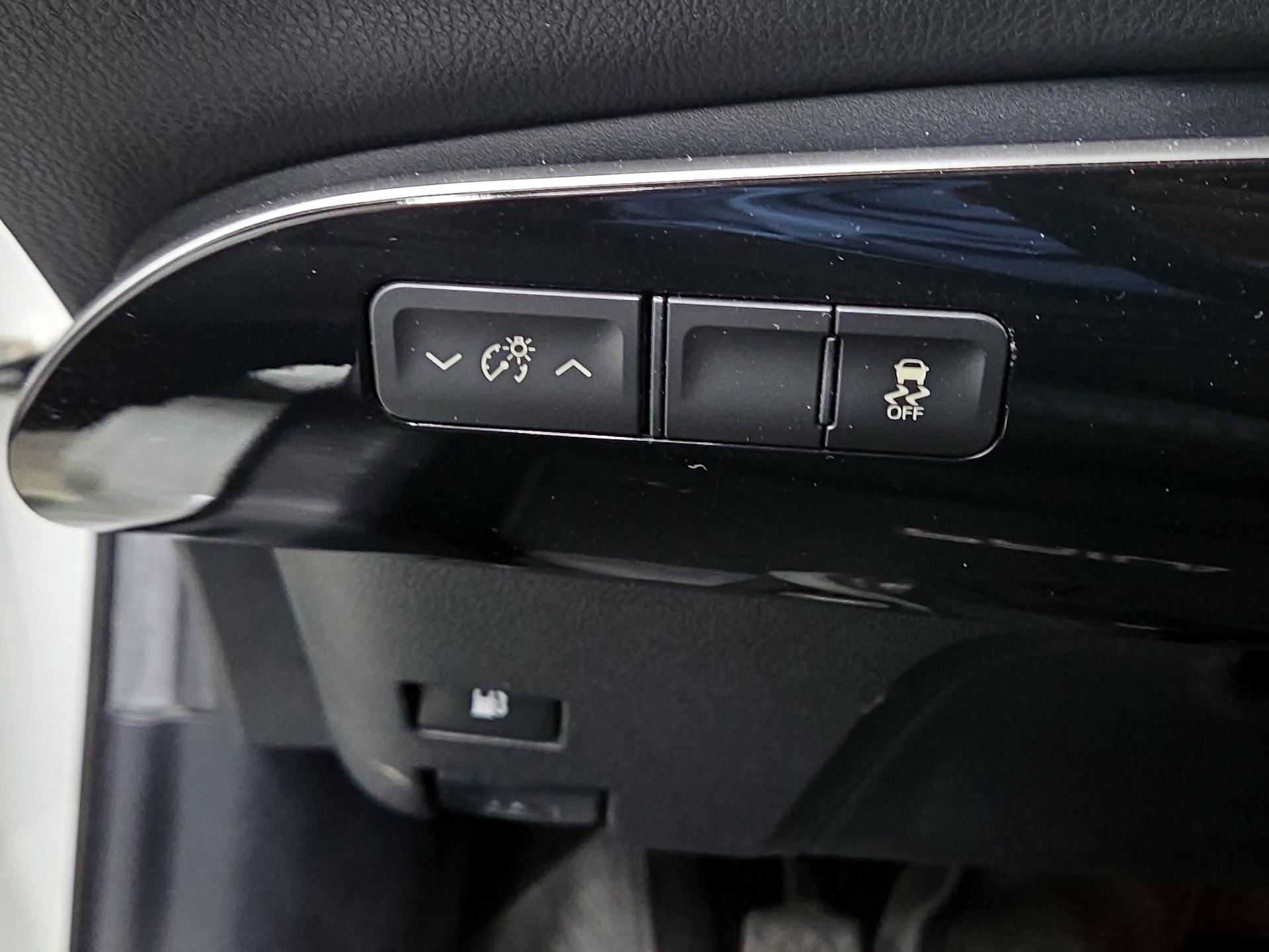 Thumbnail: 2016 Toyota Prius - 13