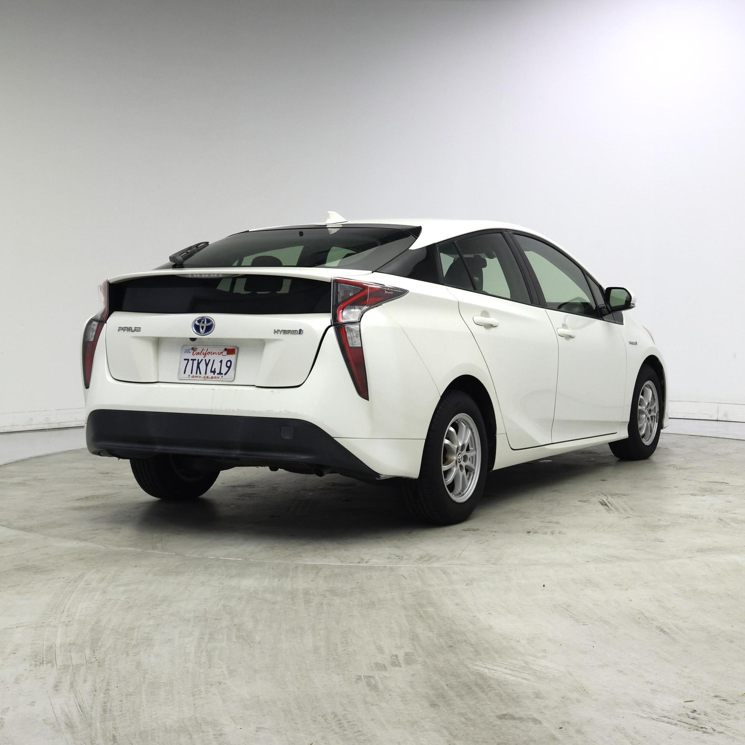 Thumbnail: 2016 Toyota Prius - 8