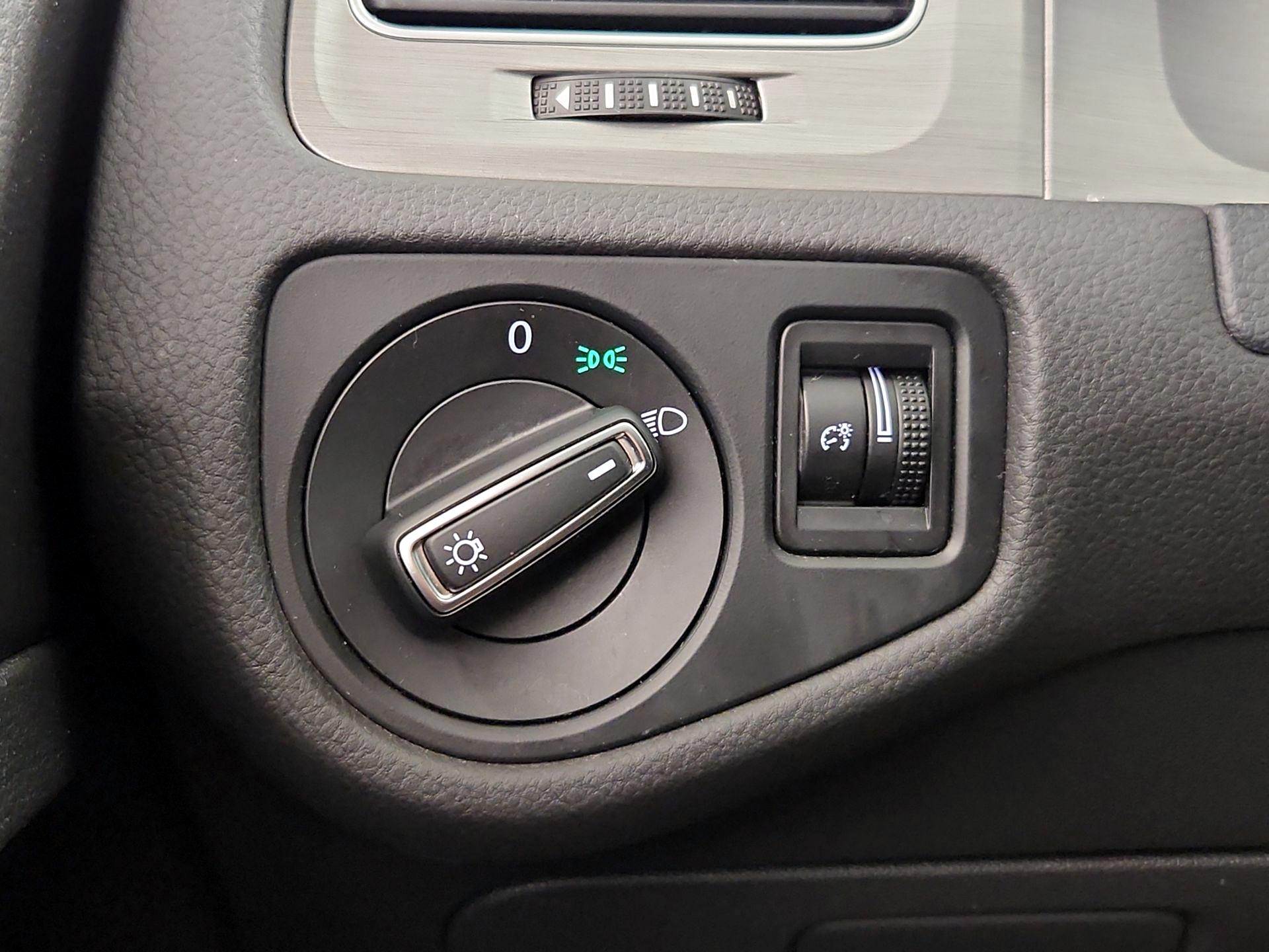 Thumbnail: 2016 Volkswagen Golf - 13