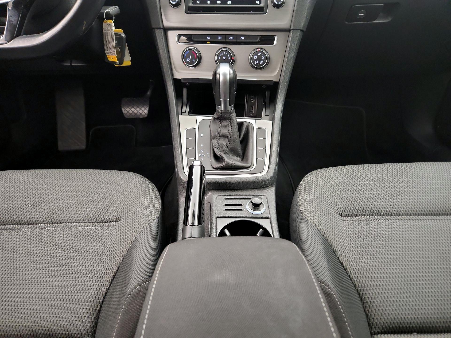Thumbnail: 2016 Volkswagen Golf - 17