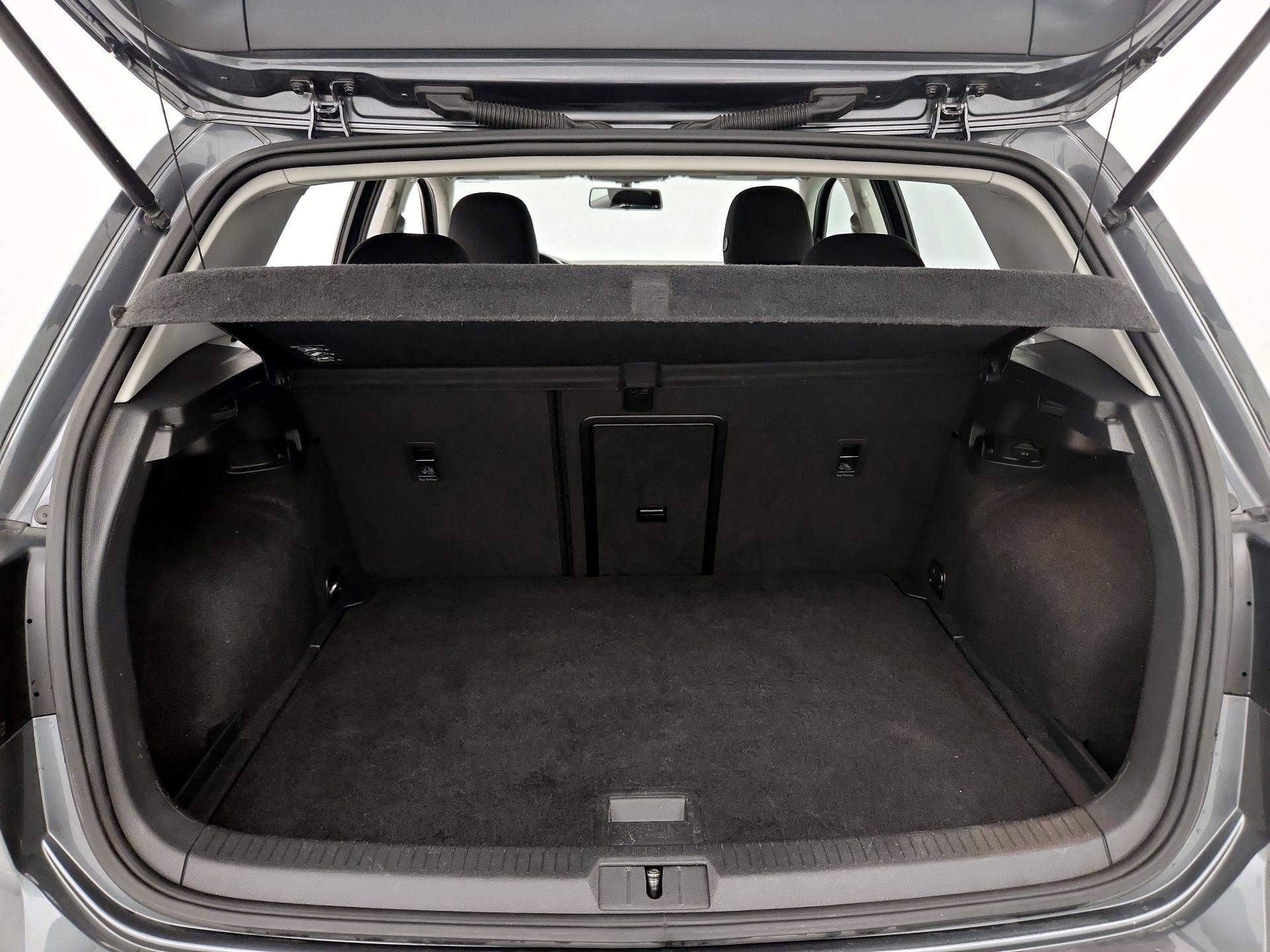 Thumbnail: 2016 Volkswagen Golf - 20