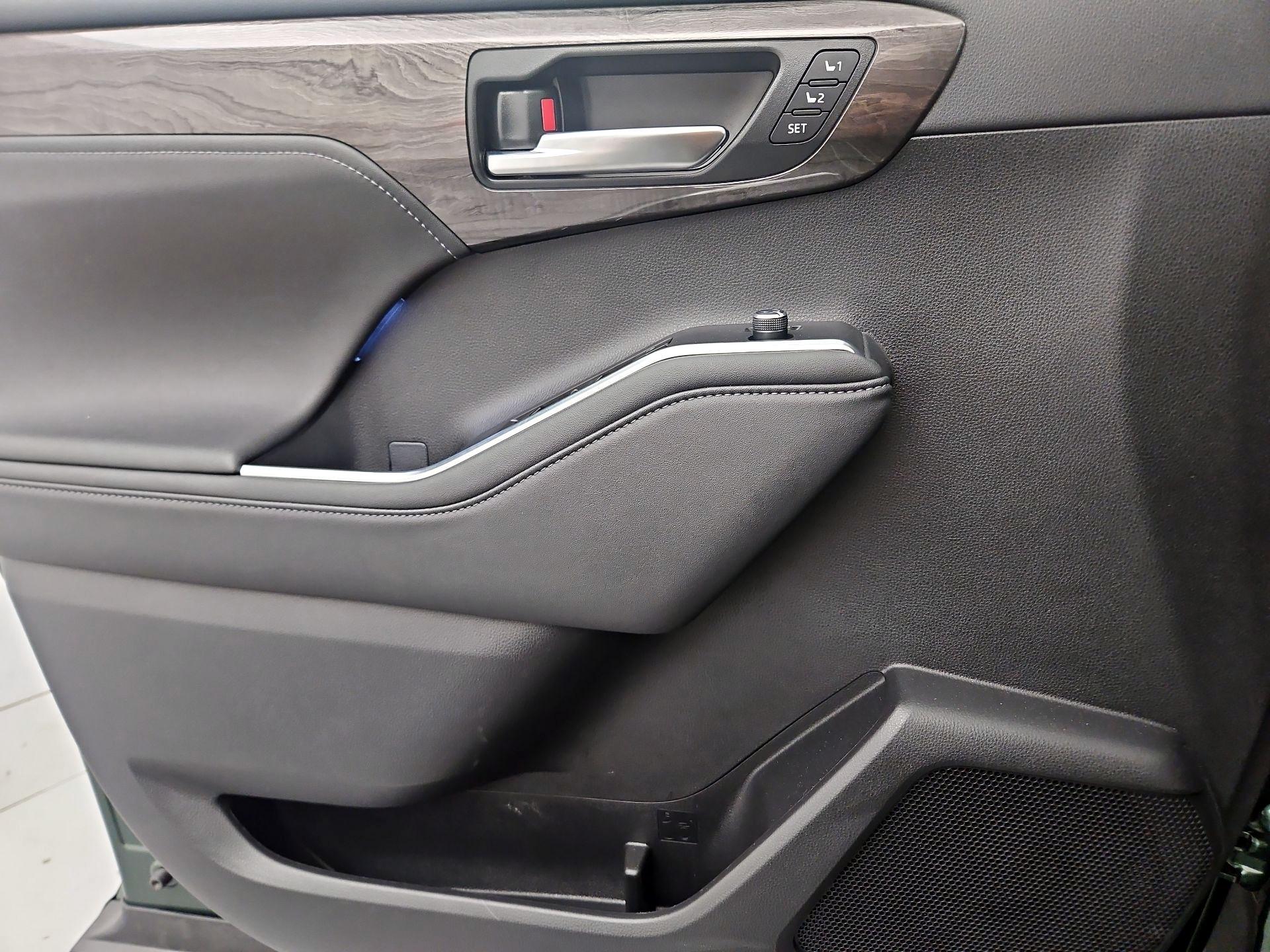Thumbnail: 2024 Toyota Highlander - 12