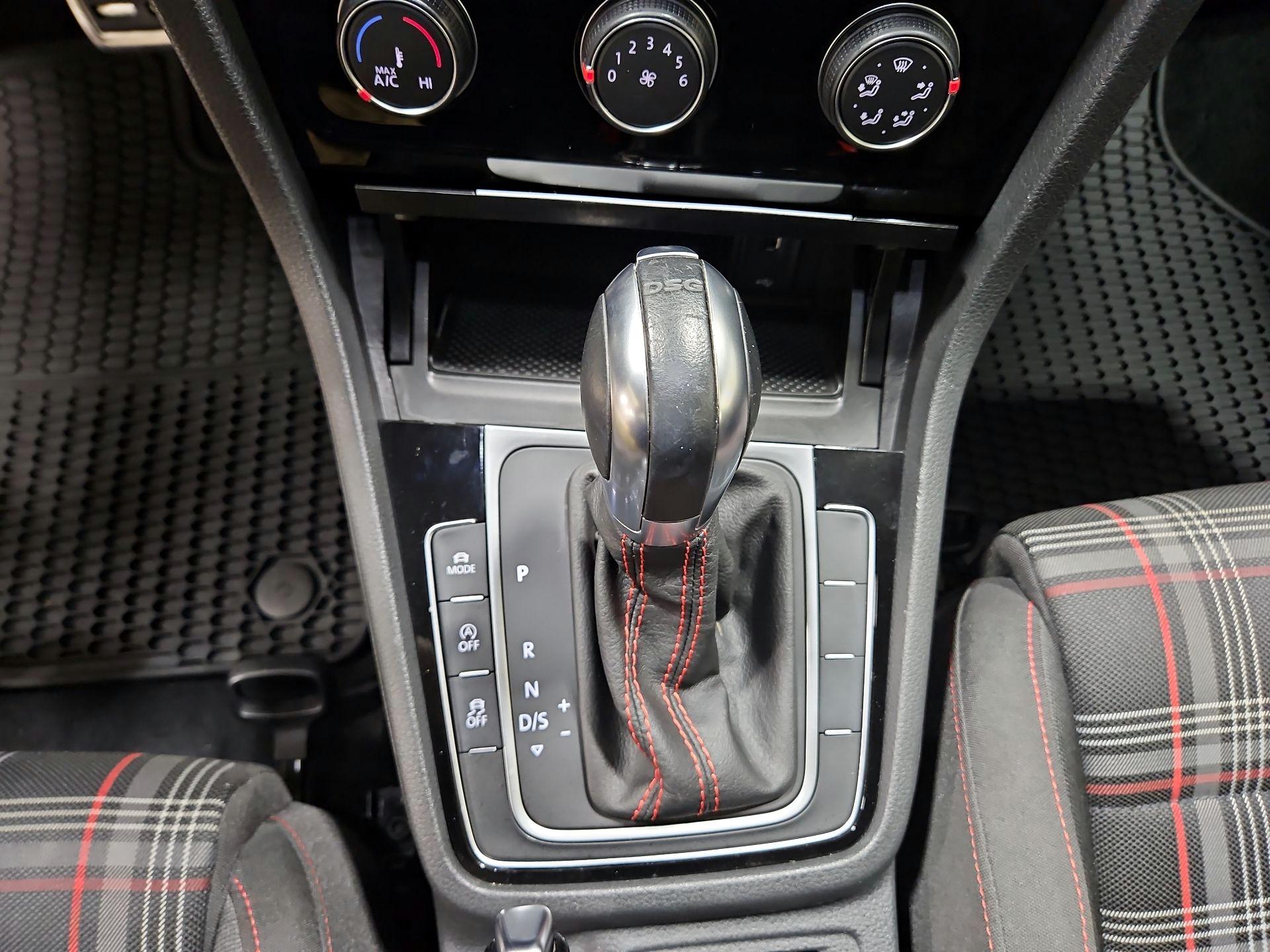 Thumbnail: 2019 Volkswagen Golf - 17