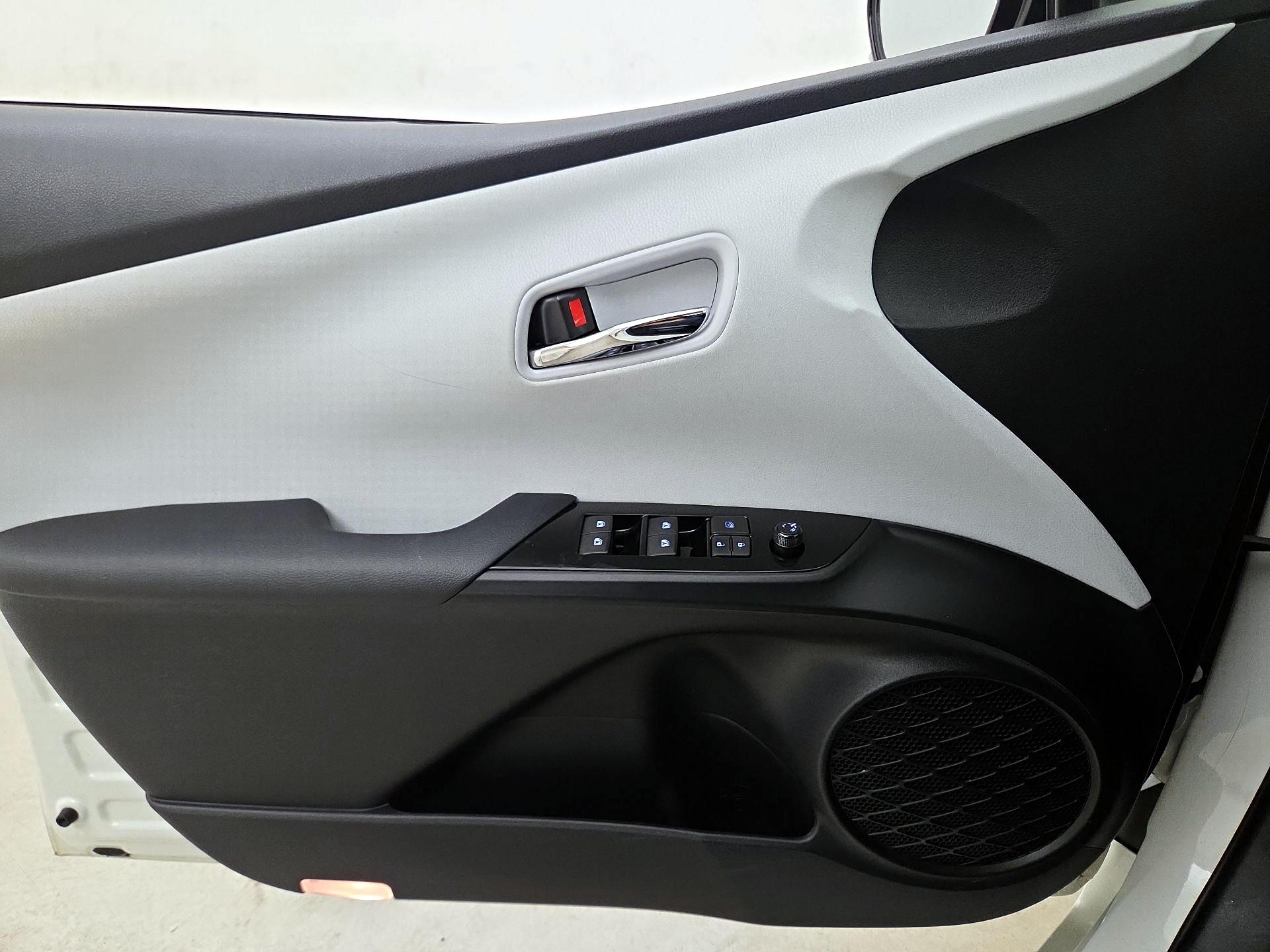 Thumbnail: 2016 Toyota Prius - 12