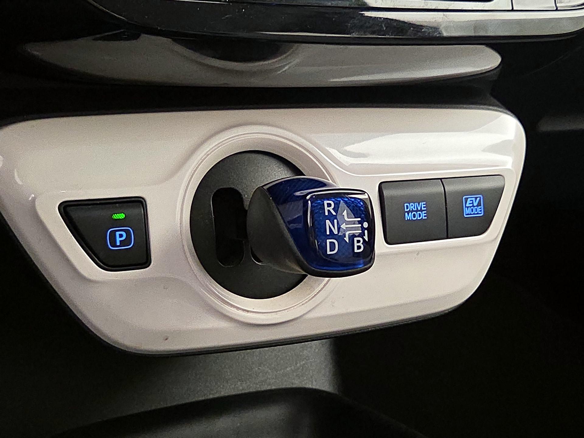 Thumbnail: 2016 Toyota Prius - 17