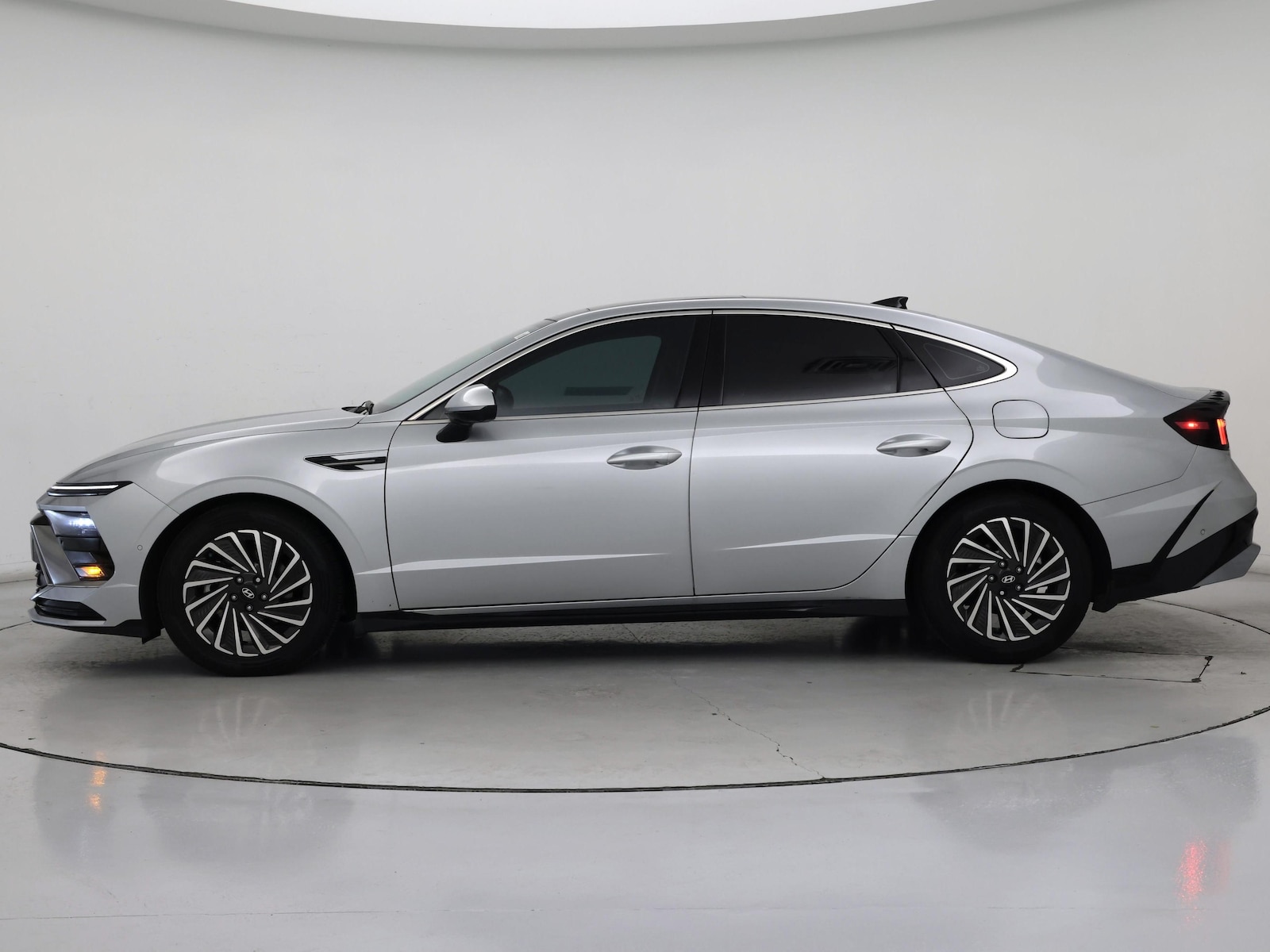 2024 Hyundai Sonata Hybrid Limited - Photo 4
