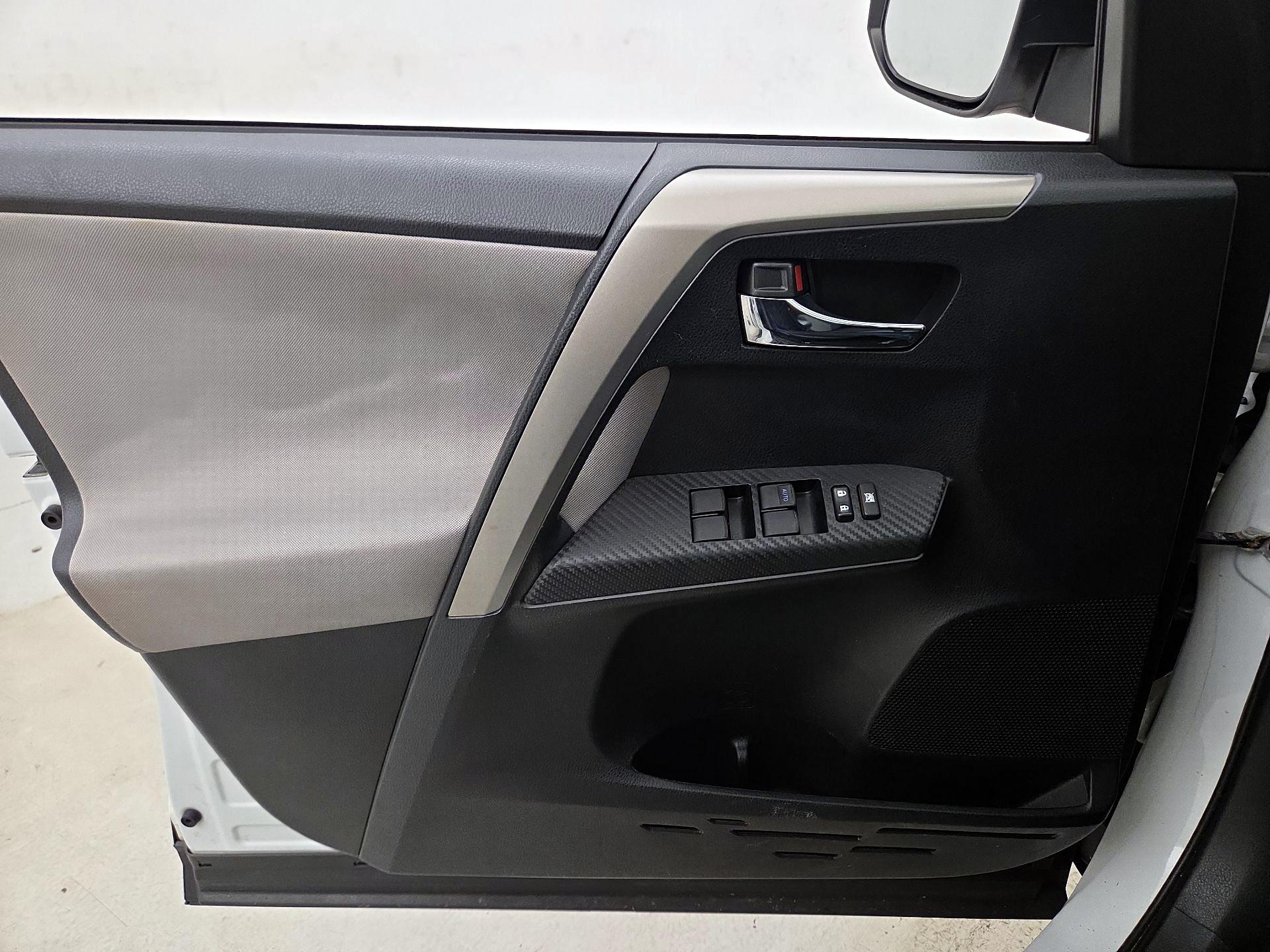 Thumbnail: 2015 Toyota RAV4 - 12