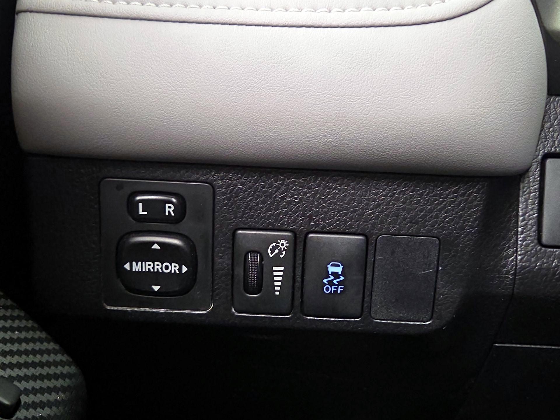 Thumbnail: 2015 Toyota RAV4 - 13