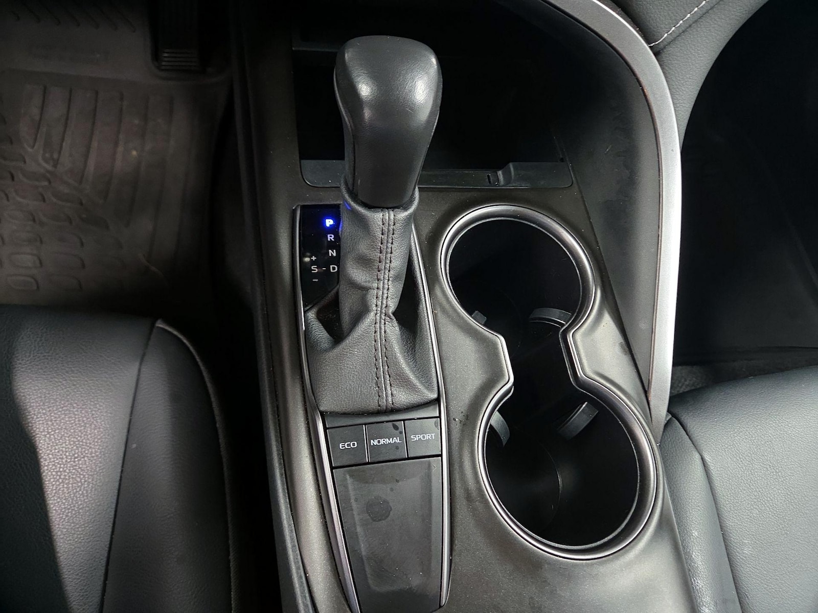 2024 Toyota Camry SE - Photo 18
